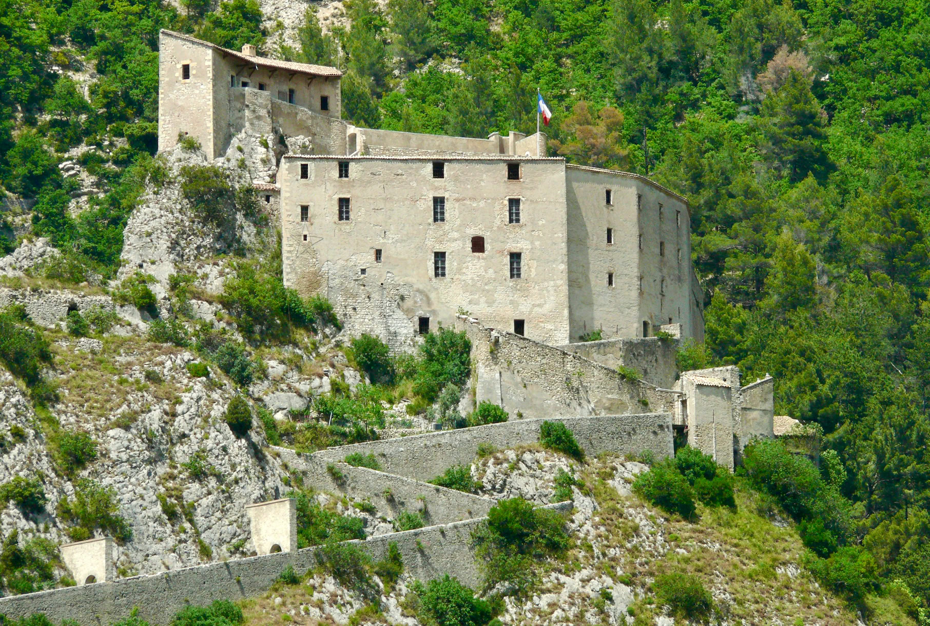 Mais ce qui fait la renommée d'Entrevaux, c'est avant tout sa citadelle qui domine le village du haut de son piton rocheux. Fortifiée successivement par Richelieu puis par Vauban sous le règne de Louis XIV, elle constituait autrefois un verrou stratégique protégeant la frontière du Royaume de France face au comté de Savoie.