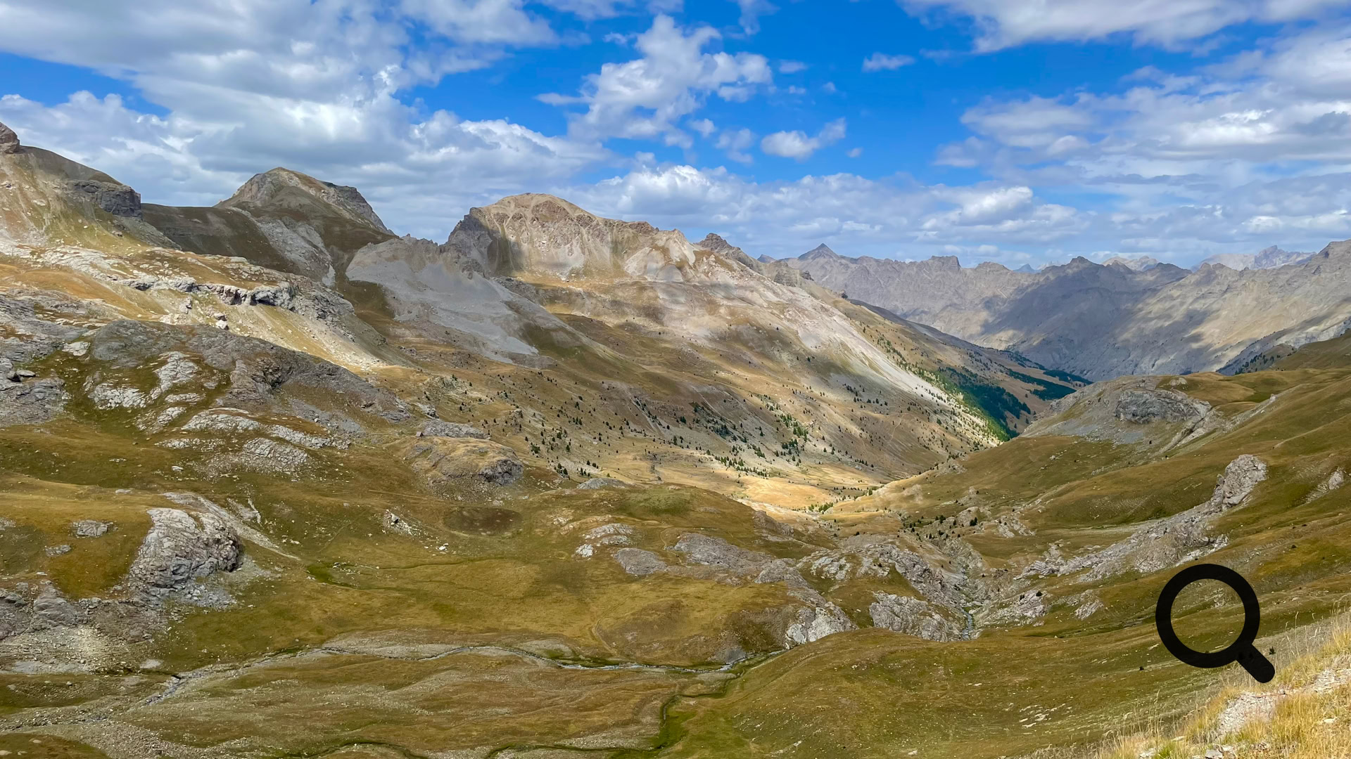 Avec ses 2 715 mètres d'altitude (et même 2 860 m en empruntant la boucle sommitale), le col de la Bonette est une expérience unique. La montée est spectaculaire, avec des paysages de plus en plus minéraux à mesure que l'on gagne en altitude.