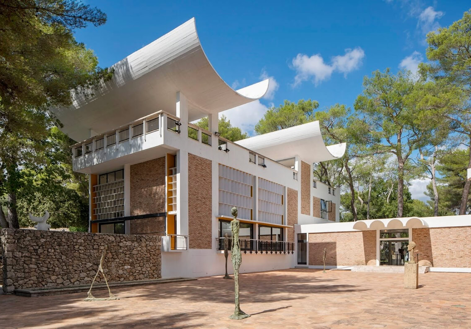 Saint-Paul-de-Vence est un véritable sanctuaire pour les amateurs d’art. Le village abrite de nombreuses galeries d’art contemporain et la célèbre Fondation Maeght, un musée exceptionnel avec des œuvres de Chagall, Miró, Giacometti, Braque, Léger et bien d’autres. Les artistes célèbres, comme Chagall lui-même, ont vécu et trouvé l’inspiration dans ce lieu magique. Elle abrite une collection exceptionnelle de plus de 13 000 œuvres – peintures, sculptures, dessins et estampes.