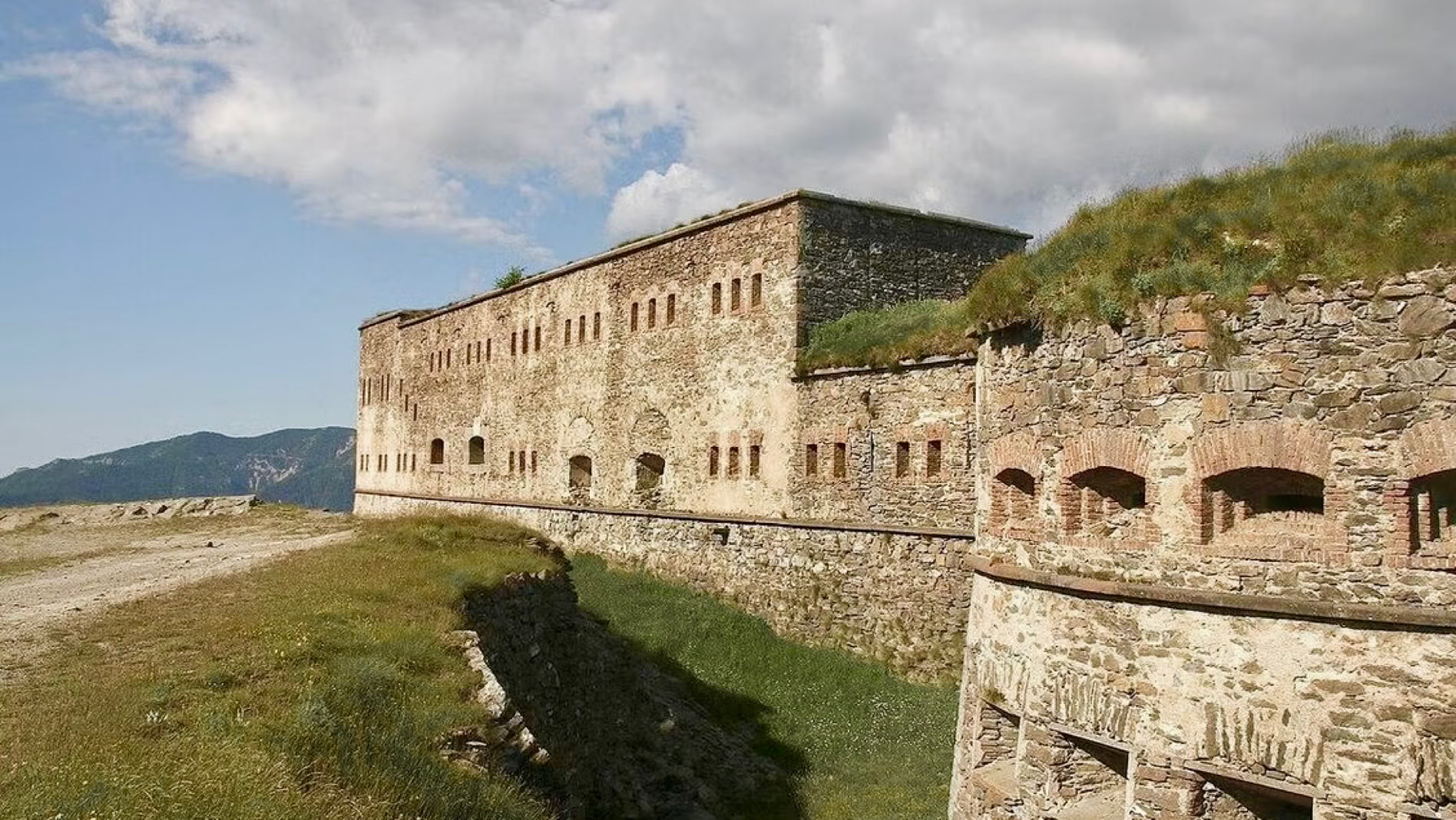 Dominant le col, plusieurs fortifications militaires impressionnantes témoignent de l'importance stratégique du secteur.  Le plus spectaculaire est sans doute le Fort Central, vaste forteresse de pierre construite à la fin du XIXᵉ siècle. Autour de lui subsistent de nombreux ouvrages militaires, casernes, batteries et pistes stratégiques qui serpentent sur les crêtes.