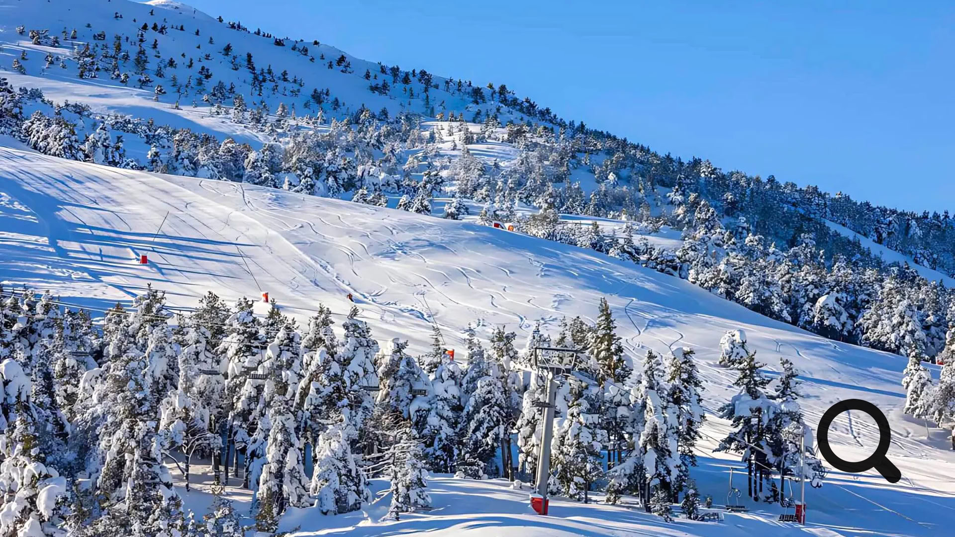 Créée en 1963, cette station de ski située dans l’arrière-pays grassois est la plus proche du littoral, à seulement 25 kilomètres à vol d’oiseau. Petite station conviviale, idéale pour les  familles et les débutants.