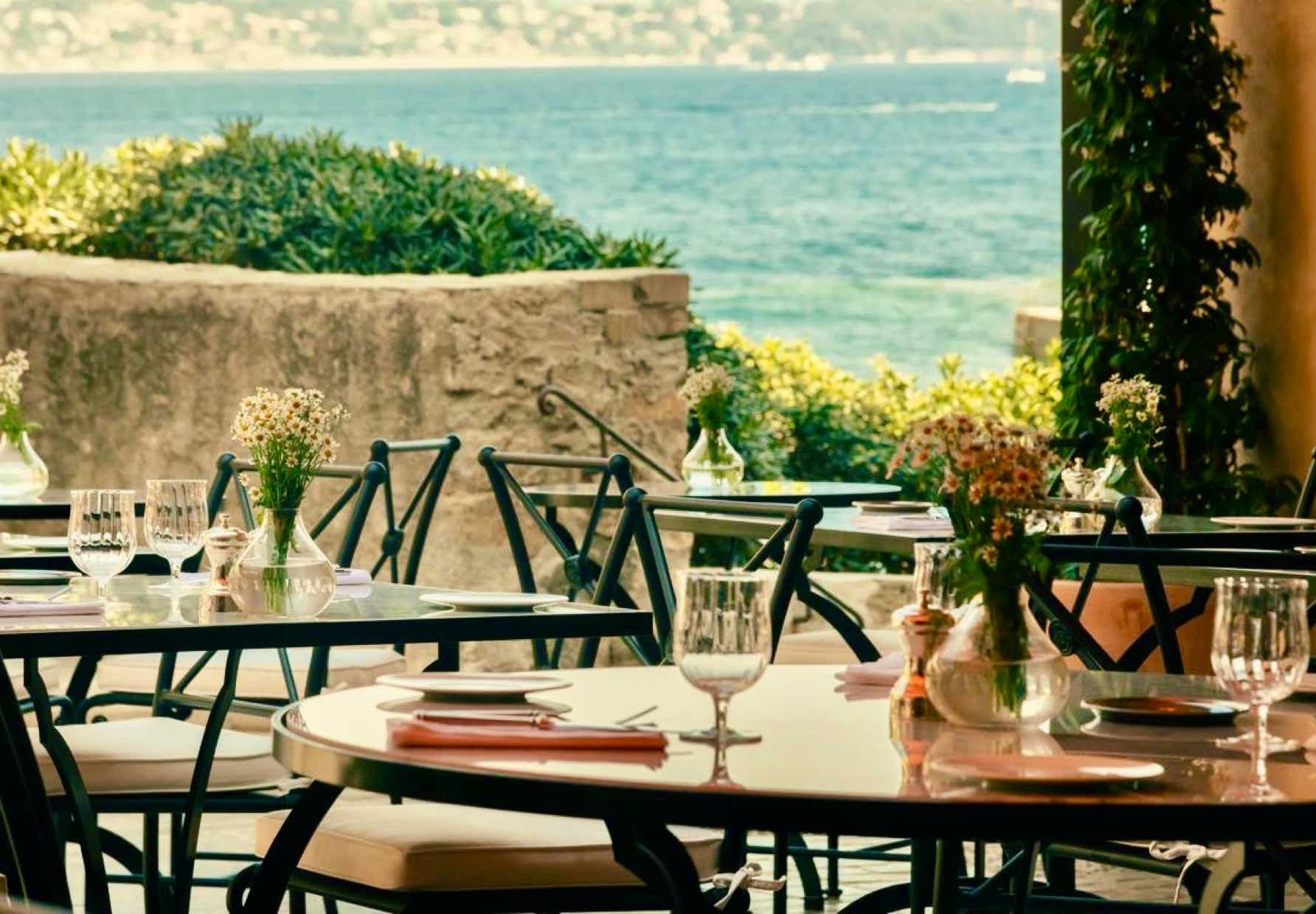 Situé dans le quartier historique de La Ponche, face à la mer et à la petite plage du même nom Et installé dans une maison tropézienne pleine d’histoire – autrefois fréquentée par Brigitte Bardot, Romy Schneider ou Boris Vian – le lieu respire l’authenticité et l’élégance décontractée. Sous la direction du chef Thomas Danigo, le restaurant propose une cuisine méditerranéenne, axée sur les légumes de saison, les poissons du jour, viandes et produits locaux.