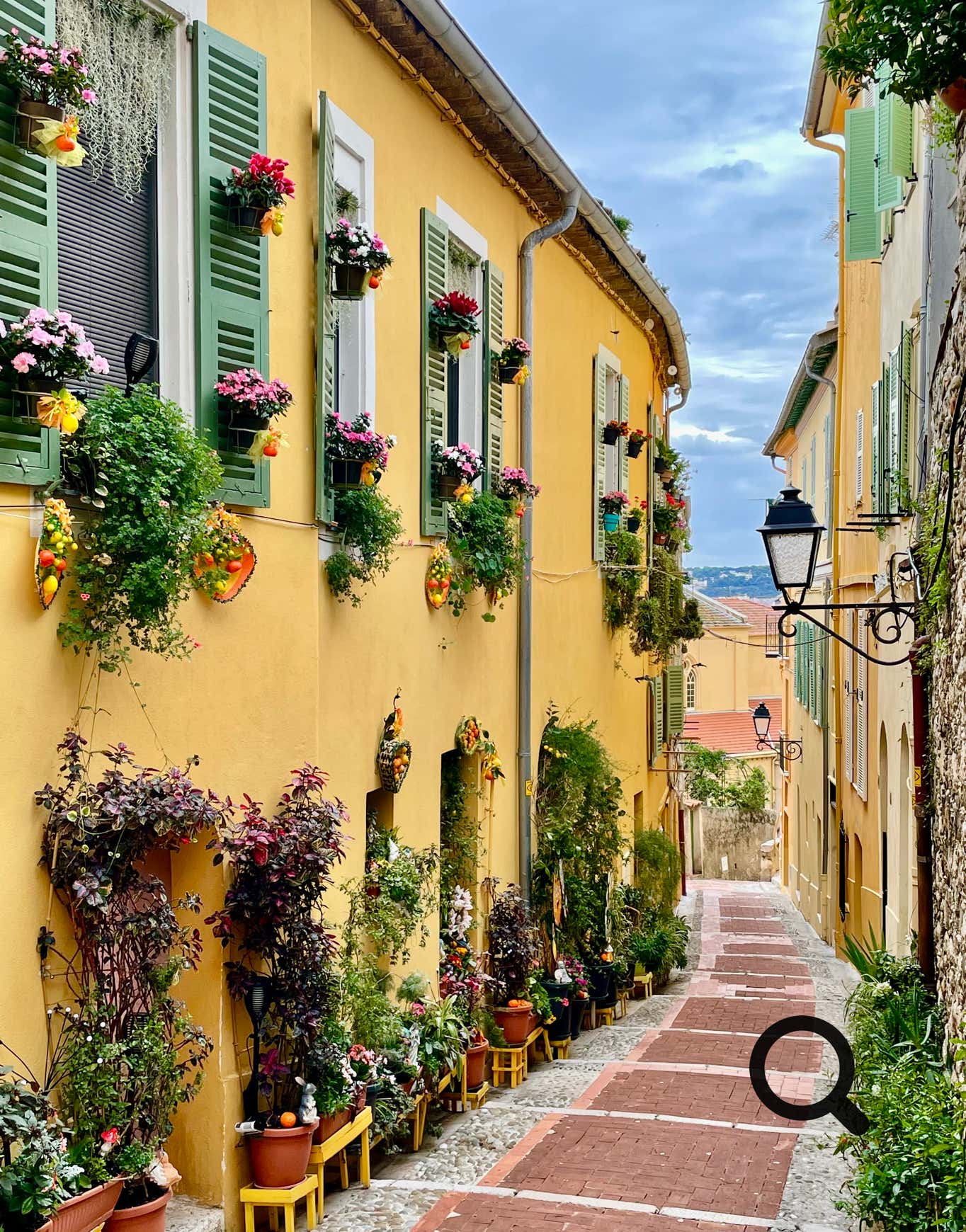 The Old Town of Menton, with its narrow and colorful streets, is a true gem. Strolling through its alleys, you’ll discover pastel-colored houses, picturesque stairways, and small squares radiating a unique Mediterranean charm.