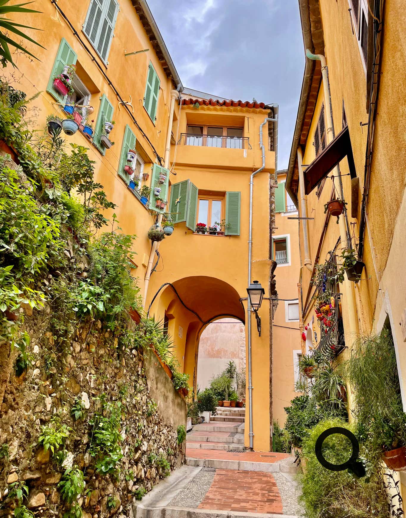 The Old Town of Menton, with its narrow and colorful streets, is a true gem. Strolling through its alleys, you’ll discover pastel-colored houses, picturesque stairways, and small squares radiating a unique Mediterranean charm.