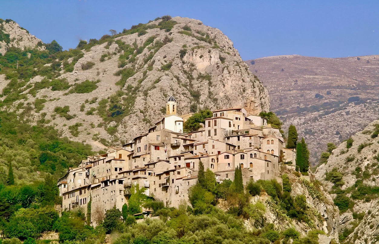 Perché sur un éperon rocheux des Alpes-Maritimes, Peillon est un village médiéval suspendu entre ciel et montagne, situé à seulement une vingtaine de kilomètres au Nord-Est de Nice.  Ce petit village peu connu des touristes est enclavé dans un paysage escarpé. Ce village fait partie des joyaux cachés de l’arrière-pays niçois, loin de l’agitation de la côte.