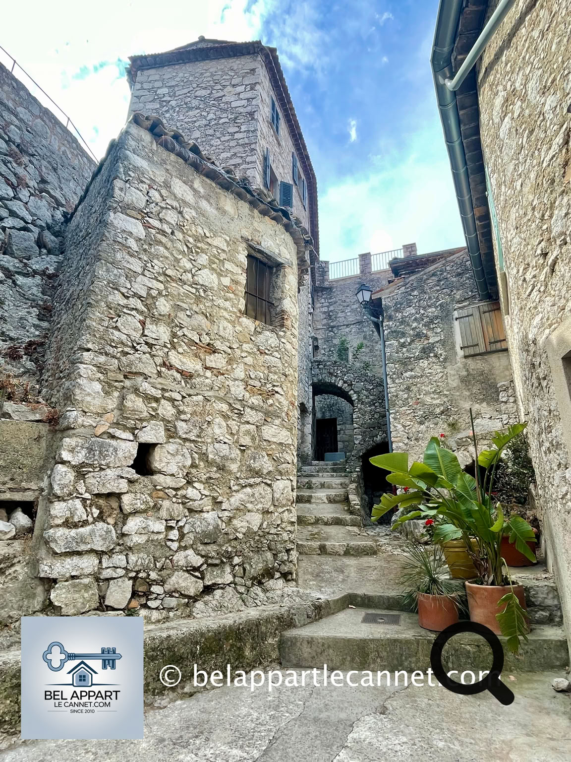 Perché sur un éperon rocheux des Alpes-Maritimes, Peillon est un village médiéval suspendu entre ciel et montagne, situé à seulement une vingtaine de kilomètres au Nord-Est de Nice.  Ce petit village peu connu des touristes est enclavé dans un paysage escarpé.