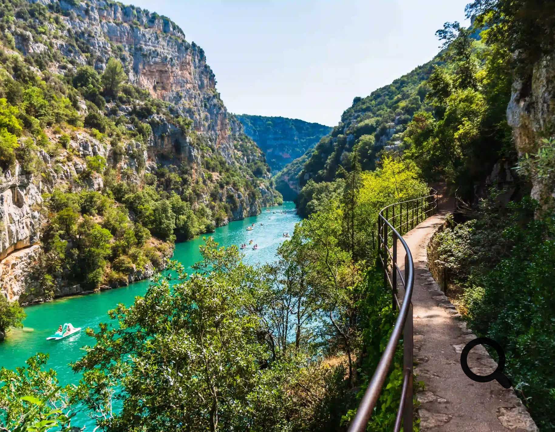 Gorges du Verdon                          Ce sentier offre des panoramas grandioses, des passages à travers des tunnels et des escaliers taillés dans la roche. Il faut compter entre 5 à 7 heures de marche selon le rythme. Une autre randonnée appréciée est celle de l’Imbut, plus technique, qui plonge au cœur du canyon, à proximité de la rivière.