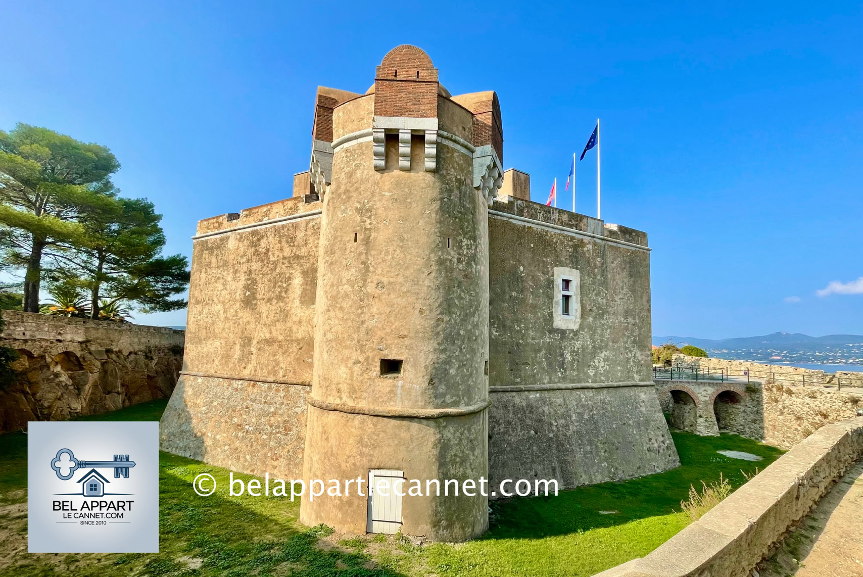 La forteresse de Saint-Tropez, ou Citadelle, surplombe majestueusement le village et offre une vue panoramique spectaculaire sur le golfe. Construite au XVIIe siècle pour protéger Saint-Tropez des invasions maritimes, elle est un exemple remarquable d’architecture militaire de la Renaissance. Aujourd’hui, elle abrite le Musée d’Histoire Maritime, qui raconte le riche passé nautique des Tropéziens à travers des expositions captivantes.