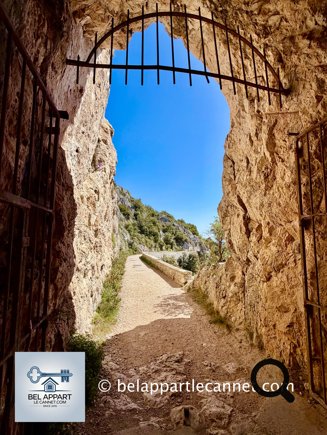 Comptez environ 1h à 1h30 de marche, selon votre rythme et le temps que vous prendrez pour admirer les paysages. Tout au long du parcours, les points de vue se succèdent : le village d'Eze à vos pieds, le Cap-d'Ail, La Turbie, l'aéroport de Nice, et la presqu’île de Saint-Jean-Cap-Ferrat se dessinent à l'horizon dans un décor spectaculaire.