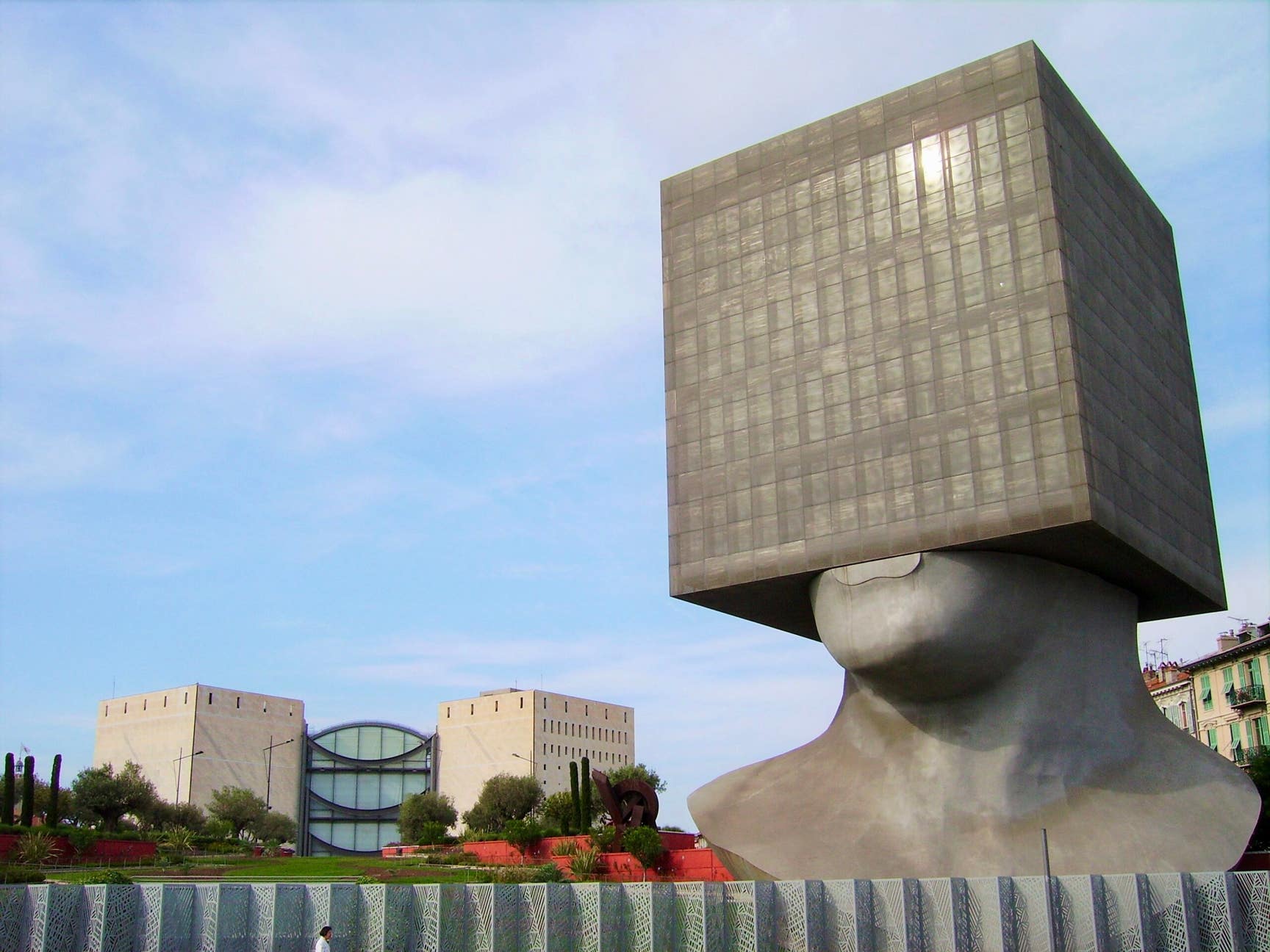 Conçue par l’artiste Sacha Sosno, c'est l’une des œuvres contemporaines les plus emblématiques et singulières de Nice. À la fois massive et fascinante, elle attire sans cesse le regard des passants. 