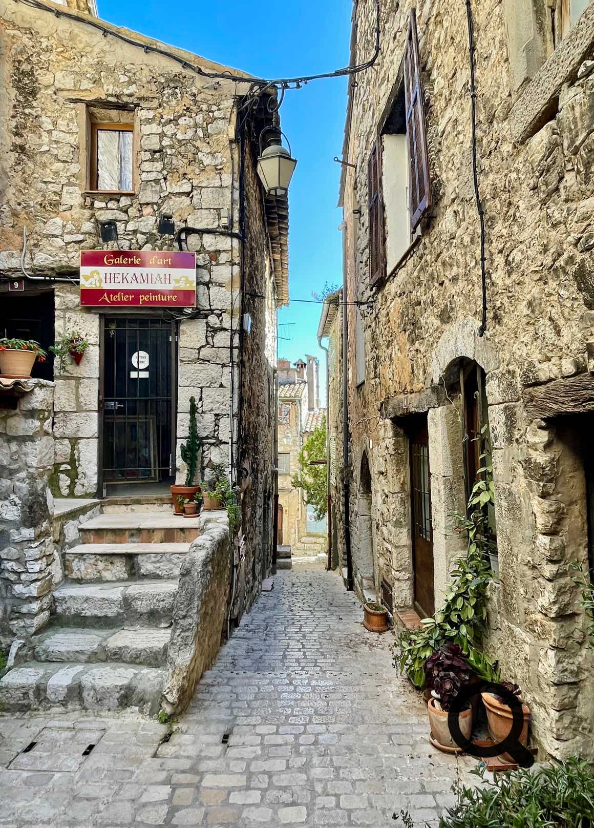 Perched on a rocky spur, Tourrettes-sur-Loup is a medieval village on the French Riviera that enchants visitors with its picturesque charm, rich heritage, and peaceful ambiance. Strolling through its cobbled streets reveals a maze of vaulted passages, shaded squares, and beautifully restored stone houses. Flowering balconies and small fountains add a romantic touch to this authentic setting.