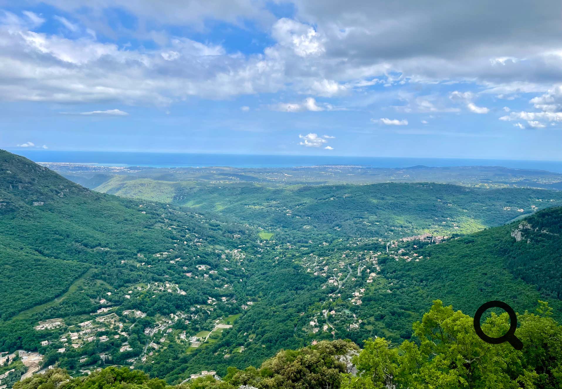 Depuis ses remparts, la vue imprenable s'étend de la côte azuréenne aux montagnes environnantes, offrant un spectacle à couper le souffle.
