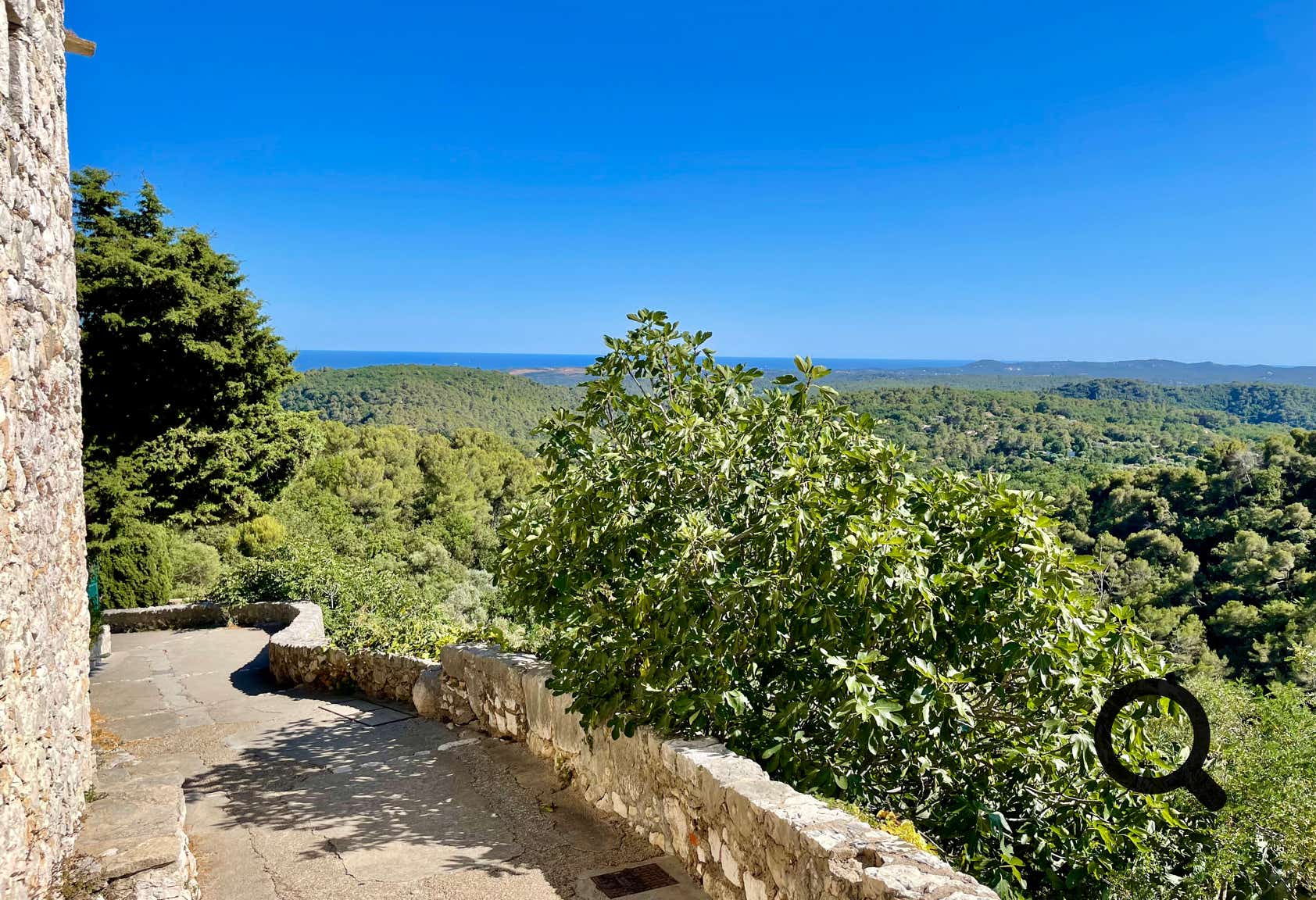 The village's location provides spectacular panoramic views of the Mediterranean and the surrounding hills. These landscapes, combining mountains and sea, are a paradise for hikers, photographers, or anyone seeking rejuvenation.