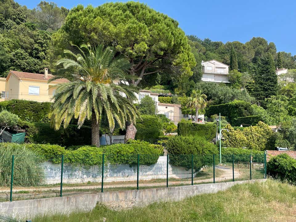 La balade du canal de la Siagne, sur les hauteurs du Cannet jusqu’à Cannes, est un parcours d’environ 1h30 à 2h, long de 3 à 7 km selon l’itinéraire choisi et accessible toute l’année.  Vous partez du vieux Cannet (rue des Prés, rue Saint‑Sauveur), grimpez via des escaliers et le chemin rural pour atteindre le sentier du canal, aujourd’hui couvert, mais bordé de végétation méditerranéenne comme eucalyptus, mimosas et chênes‑lièges. 