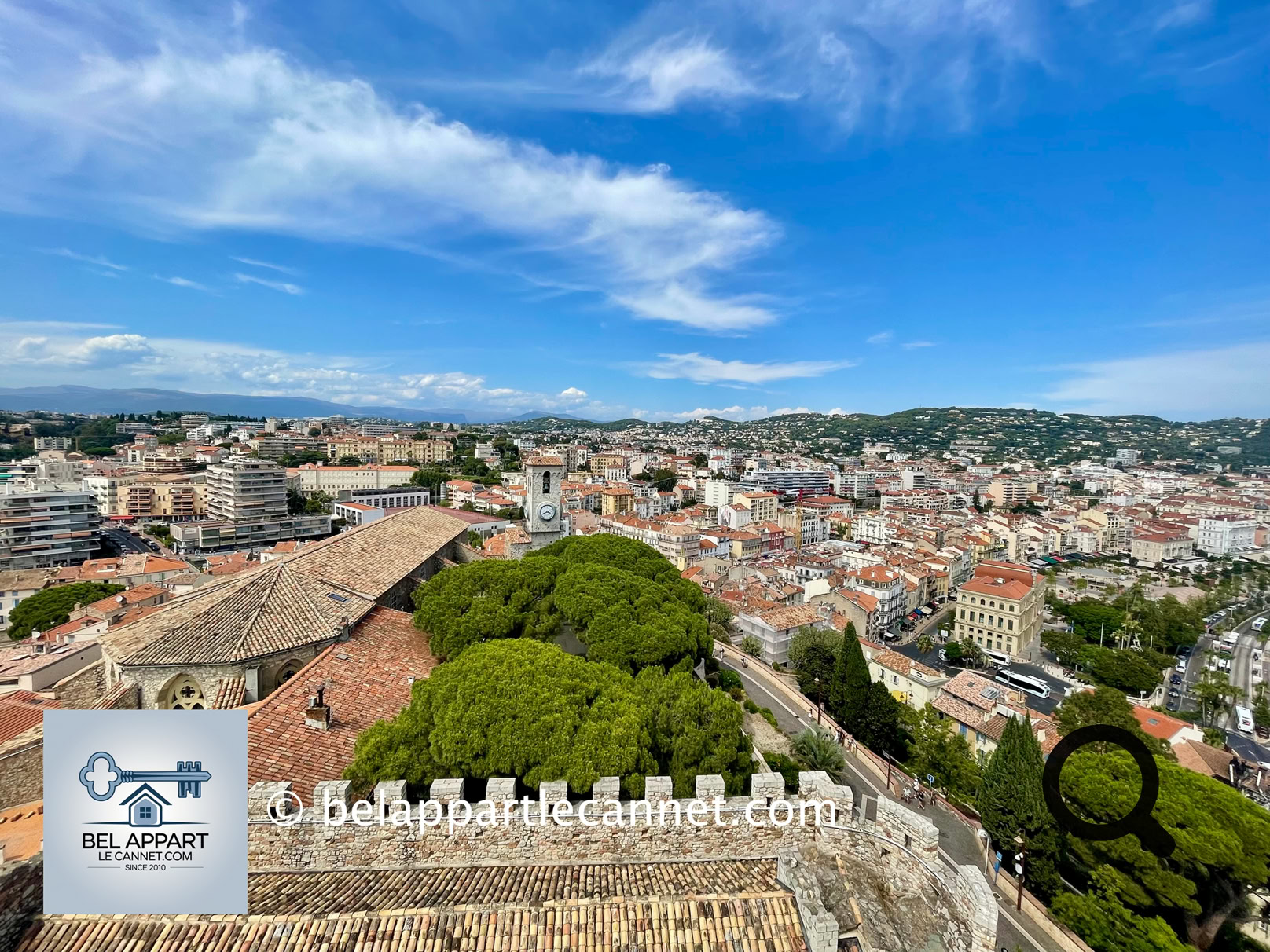 N'hésitez pas à grimper tout en haute de la tour carrée d'où la vue sur Cannes et ses alentours est tout simplement spectaculaire ; le port, les îles de Lérins, la baie et l'Estérel. Une impression de surplomber la ville entière, entre mer scintillante, toits ocres et collines lointaines.