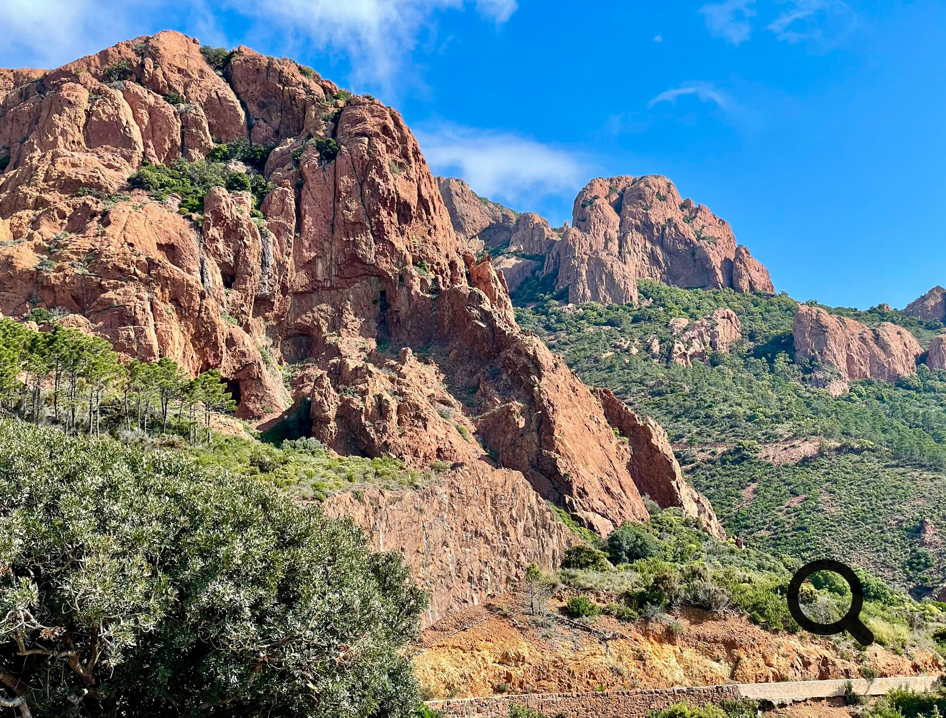 The Estérel Massif, a volcanic marvel between Saint-Raphaël and Mandelieu-la-Napoule, stands as one of the Côte d’Azur’s most breathtaking natural gems. Its striking red rocks contrasting with the deep blue Mediterranean create a visual spectacle, offering unforgettable experiences for nature lovers and outdoor enthusiasts.