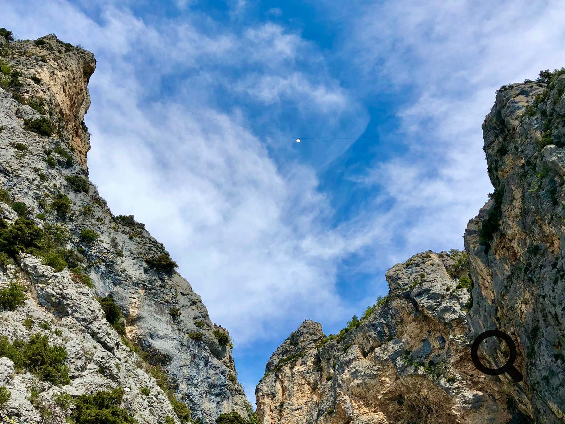 La célèbre étoile dorée, suspendue entre les deux rochers au-dessus du village, intrigue les visiteurs : selon la légende, elle aurait été accrochée par un chevalier en remerciement à la Vierge Marie.