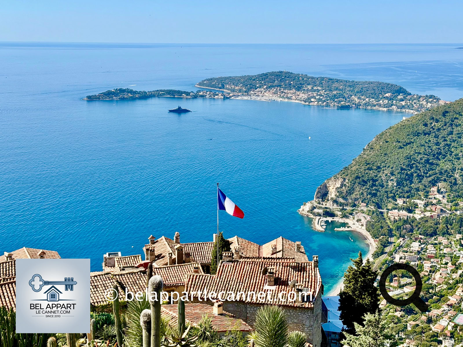 Il est situé au sommet du village, est un incontournable. Ce jardin suspendu abrite une collection de plantes succulentes et méditerranéennes, mais surtout, il offre des vues spectaculaires sur la mer, jusqu’aux côtes de Saint-Tropez et de l’Italie.  
