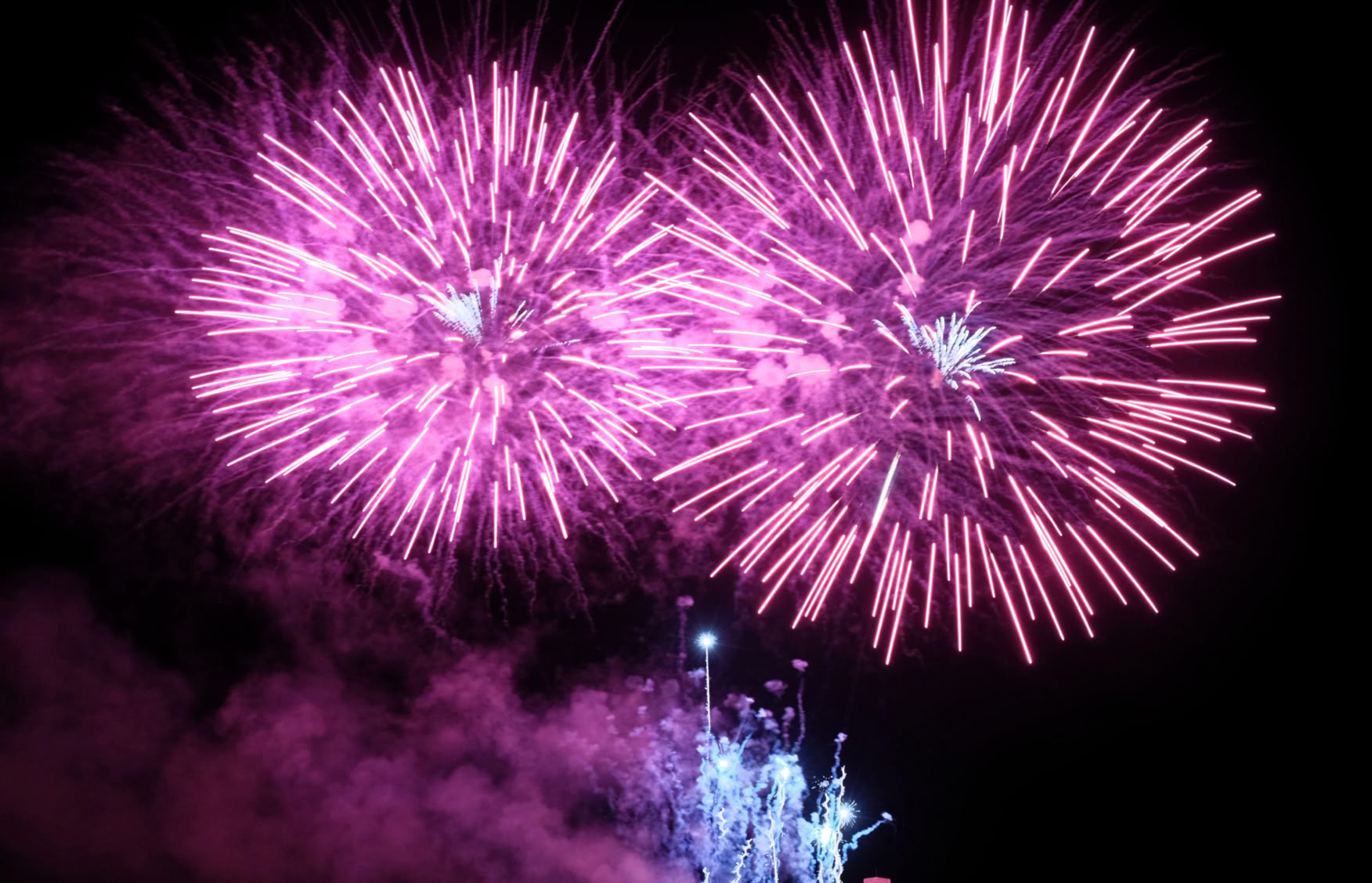 Chaque mois d’août durant 4 jours, Saint‑Paul‑de‑Vence vibre au rythme de sa Fête patronale de la Sainte‑Claire, une tradition où l’art de célébrer s’exprime entre ferveur, couleurs et étincelles.