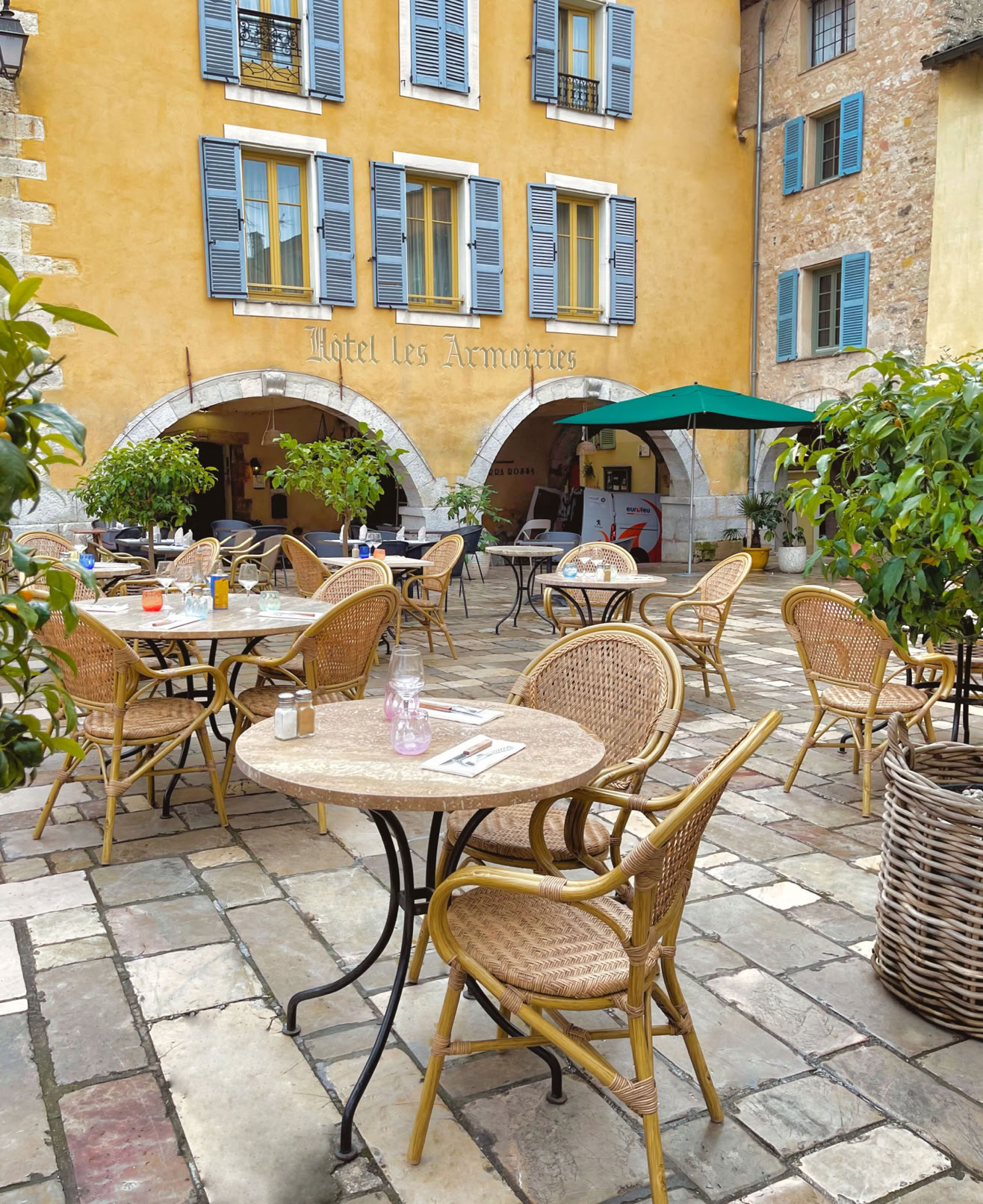 La Vigne est situé sur la Place des Arcades en plein centre du village. Ce restaurant, mené par le chef Richard Mebkhout, se définit comme un « troquet et garde-manger », mélangeant ambiance bistrot et cuisine bistronomique.  C' est un véritable havre culinaire, où l'on savoure une cuisine méditerranéenne raffinée dans une ambiance chaleureuse et authentique. Sa terrasse, bordée de vieilles pierres et de verdure, offre un cadre idyllique pour un déjeuner ensoleillé ou un dîner romantique. Entre produits frais, plats créatifs et accueil attentionné, La Vigne incarne l’esprit gourmand et convivial de Valbonne.