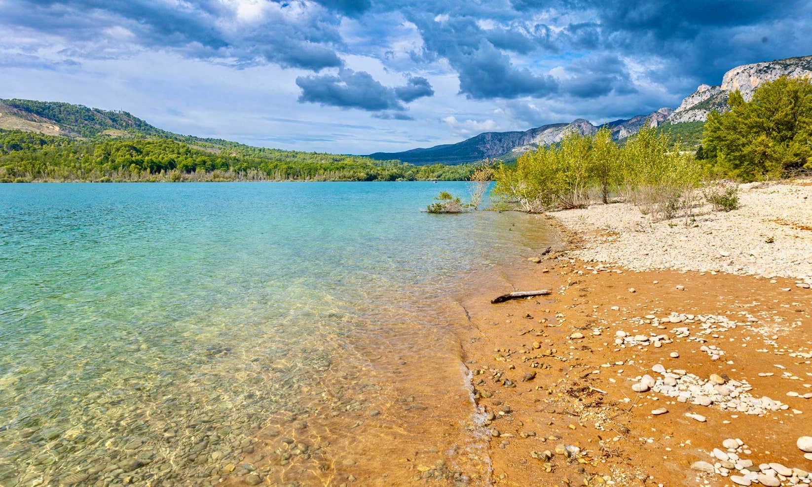 Lake Sainte-Croix and its beaches provide an ideal setting for a wide range of outdoor activities. The water remains pleasantly warm throughout the season, making swimming always a delight. 