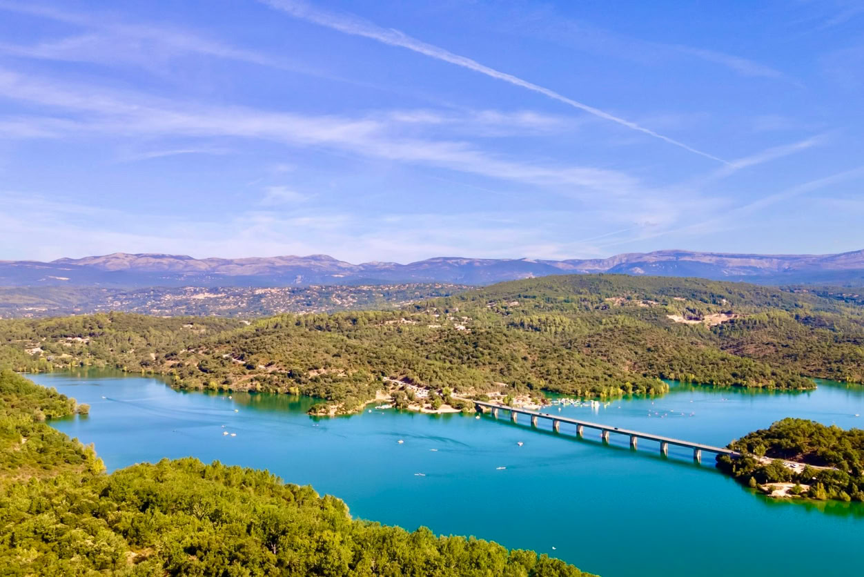 Situé dans la commune de Montauroux dans le département du Var au cœur du Pays de Fayence, ce lac de barrage de 420 hectares, long de 7 km et large de 3,5 km se situe à 147 mètres d’altitude.  Le cadre est exceptionnel : des eaux calmes entourées de forêts de pins et de chênes, une atmosphère paisible, et un panorama qui change à chaque heure du jour.
