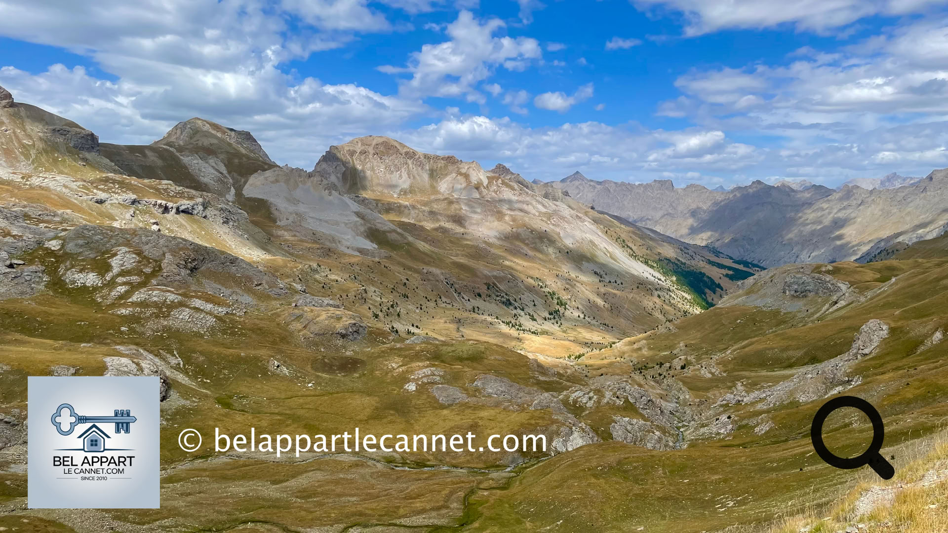 Avec ses 2 715 mètres d'altitude (et même 2 860 m en empruntant la boucle sommitale), le col de la Bonette est une expérience unique. La montée est spectaculaire, avec des paysages de plus en plus minéraux à mesure que l'on gagne en altitude.