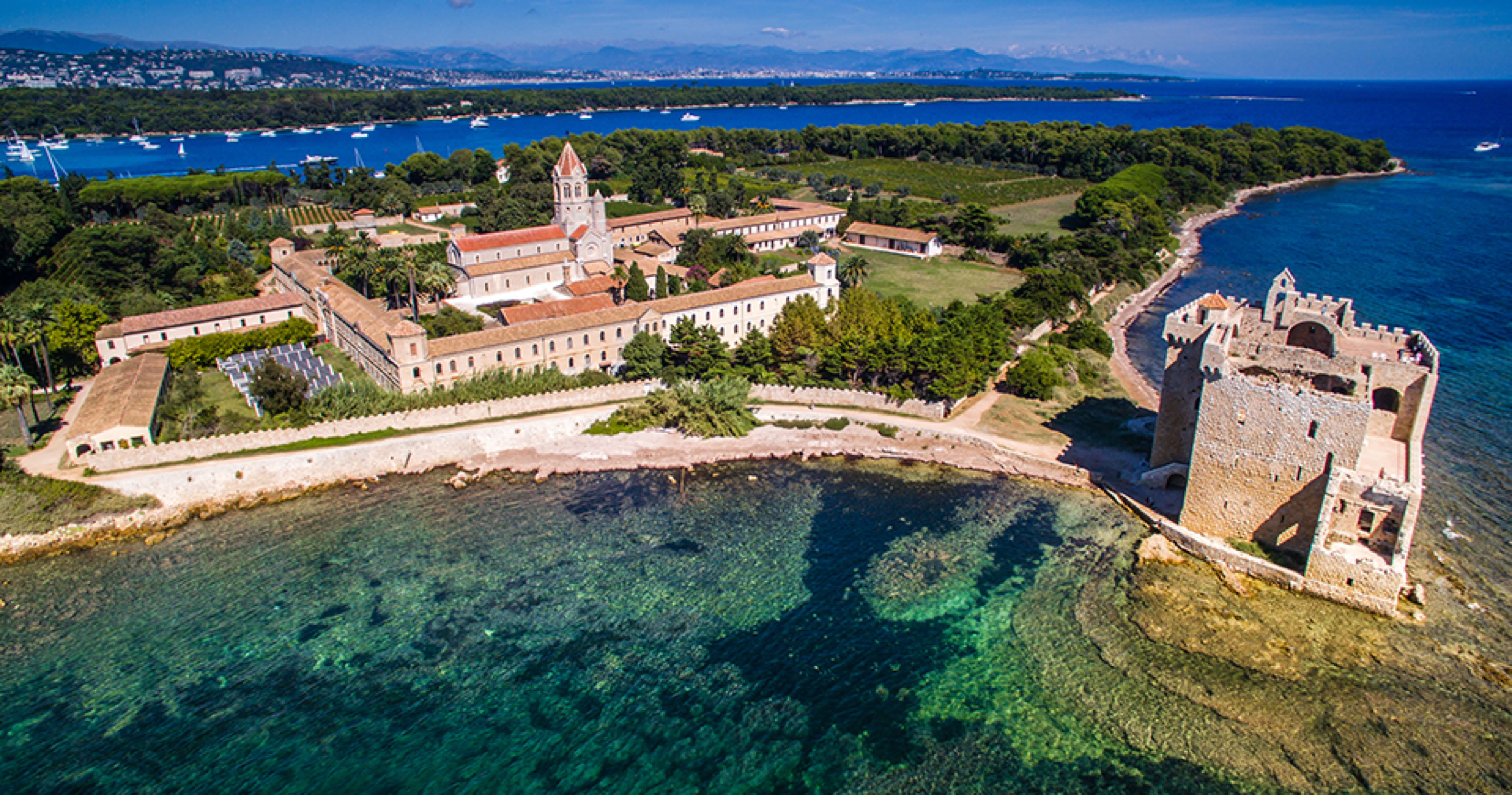 L’île Saint-Honorat, plus petite et empreinte de sérénité, est un havre de paix. Elle abrite une abbaye cistercienne vieille de plus de 16 siècles, où les moines vivent encore et produisent des vins réputés. Les visiteurs peuvent explorer les chapelles anciennes, la tour-monastère et goûter à la quiétude unique de ce lieu spirituel.  Les îles de Lérins sont aussi un paradis pour les amateurs de nature et d’activités en plein air. Randonnées, pique-niques, plongée et balades en kayak offrent des moments d’évasion loin de l’agitation. Le contraste entre les eaux cristallines, les plages paisibles et la végétation luxuriante fait de ces îles un cadre idyllique. Facilement accessibles et offrant une atmosphère hors du temps, les îles de Lérins sont une parenthèse enchantée, parfaite pour les amoureux de la mer, de la culture et de la tranquillité.