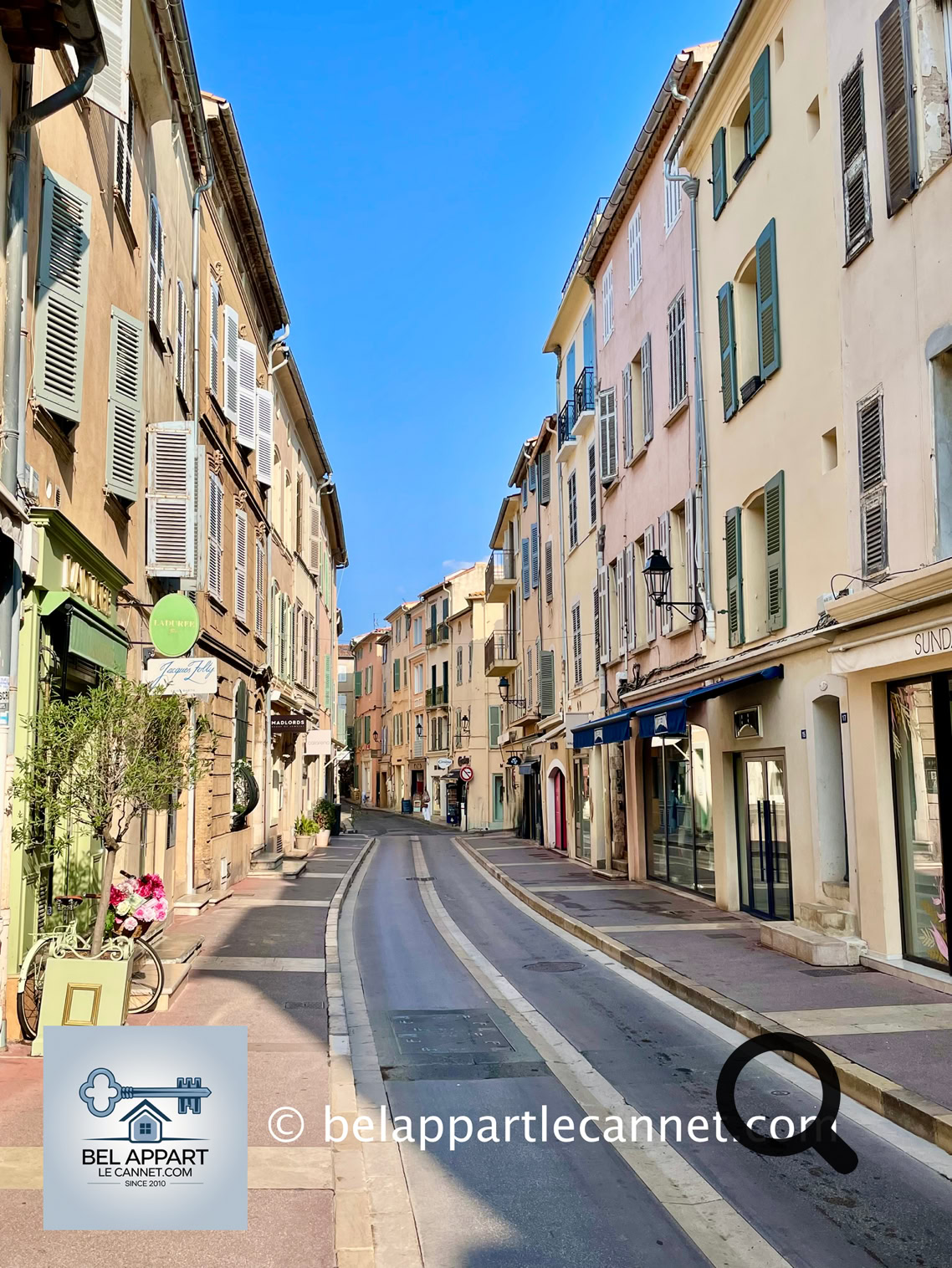 Le Vieux Saint-Tropez est un labyrinthe de ruelles pavées bordées de maisons colorées. La place des Lices, cœur de la vie provençale, accueille un marché typique deux fois par semaine. Vous pourrez y déguster des produits locaux comme l’huile d’olive, le miel et, bien sûr, la fameuse tarte tropézienne.