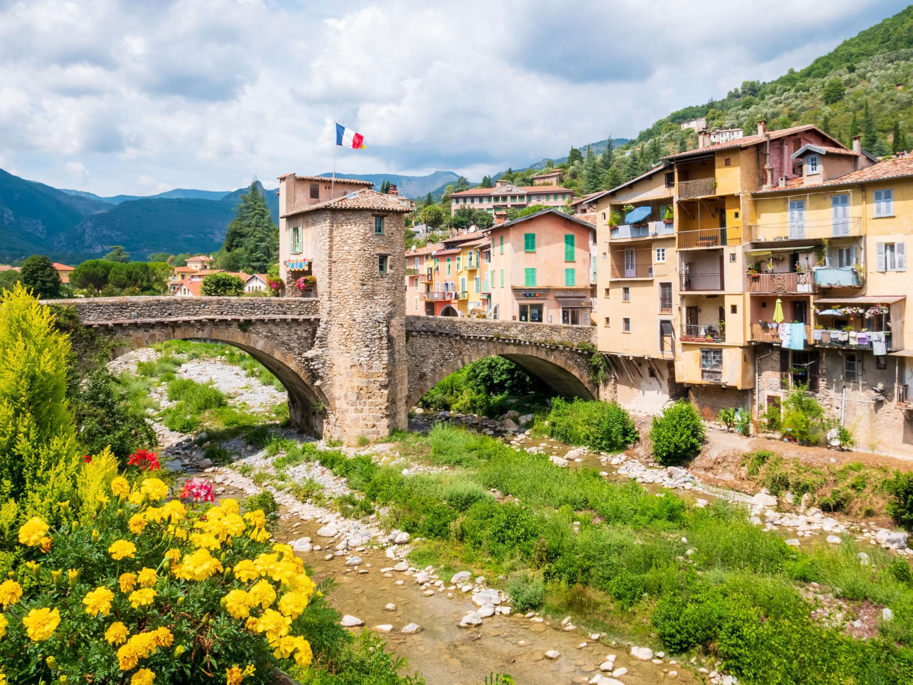 La première chose qui attire le regard est le célèbre Pont Vieux de Sospel. Véritable emblème du village, ce pont fortifié enjambant la Bévéra est l'un des derniers de ce type encore visibles en Europe.