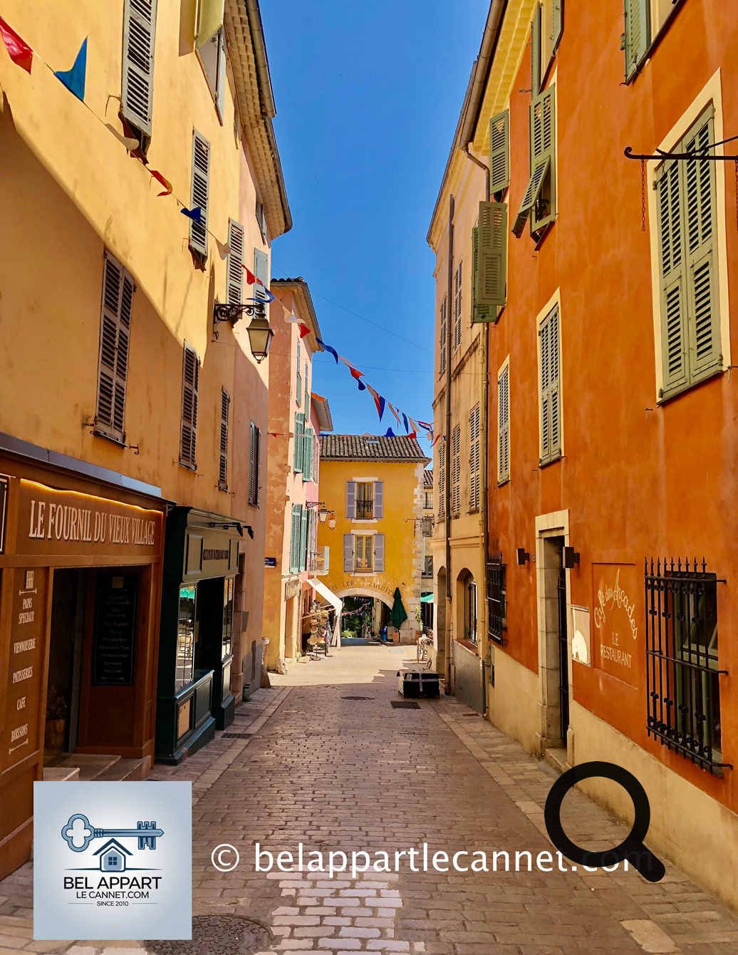 Flâner dans les ruelles pavées de Valbonne est un véritable voyage dans le temps, entre façades colorées, fenêtres fleuries et petites places ombragées.
