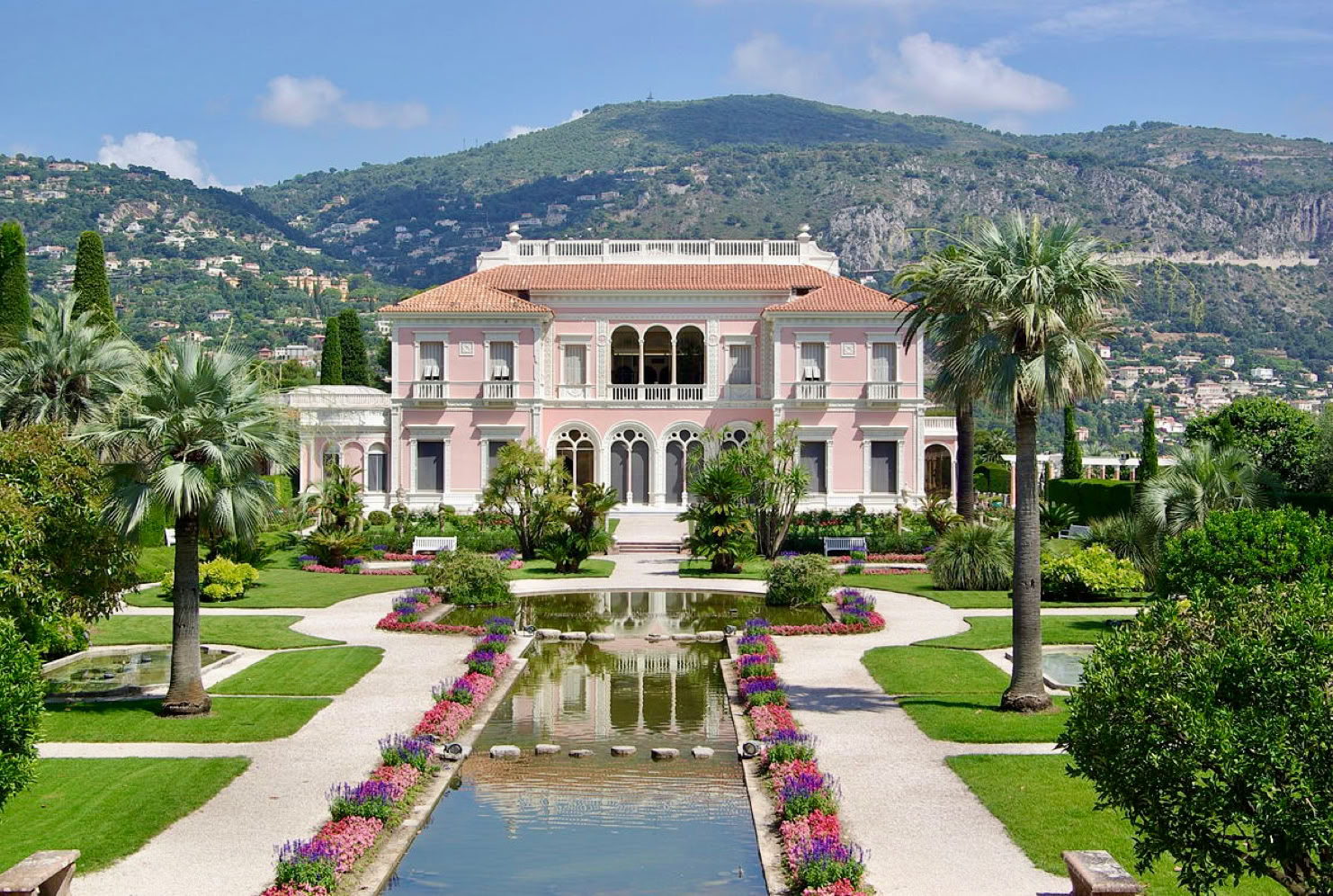 La Villa Ephrussi de Rothschild, construite au début du XXᵉ siècle par la baronne Béatrice Ephrussi de Rothschild, est un somptueux palais de style Renaissance italienne, témoignant du raffinement et de l'élégance de la Belle Époque.