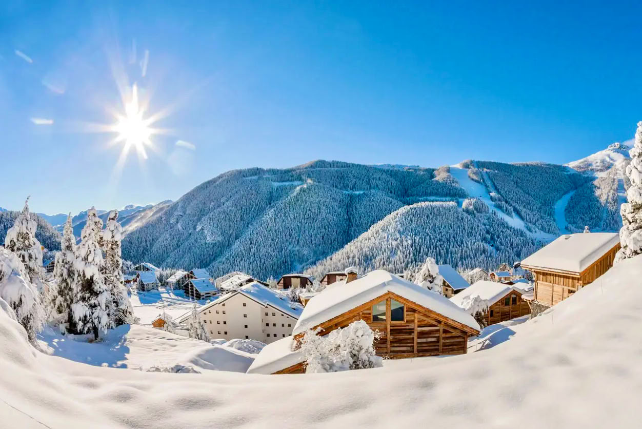 Nichées entre la Méditerranée et les hauts sommets enneigés, les stations de ski des Alpes-Maritimes offrent un terrain de jeu unique en France.  Ici, le contraste est saisissant : en quelques kilomètres seulement, on passe des plages ensoleillées de la Côte d'Azur aux pistes enneigées des Alpes du Sud.