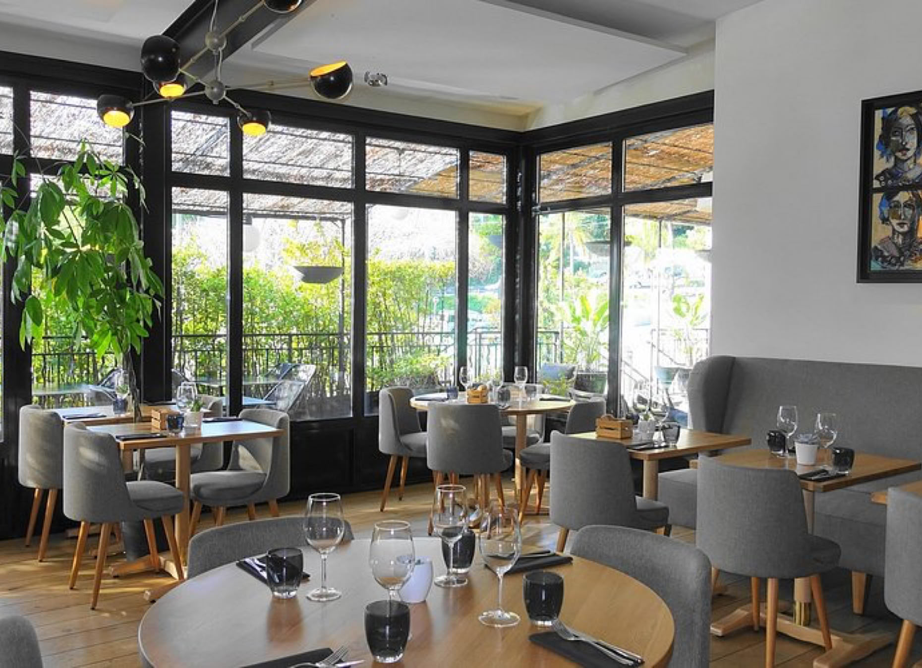 À quelques pas, Le Bistrot des Anges offre une cuisine plus accessible mais toujours raffinée, dans une atmosphère chaleureuse.  Ce bistrot chic et convivial incarne la « bistronomie » : une cuisine de qualité, généreuse et créative à prix abordables, récompensée par un Bib Gourmand du Guide Michelin.