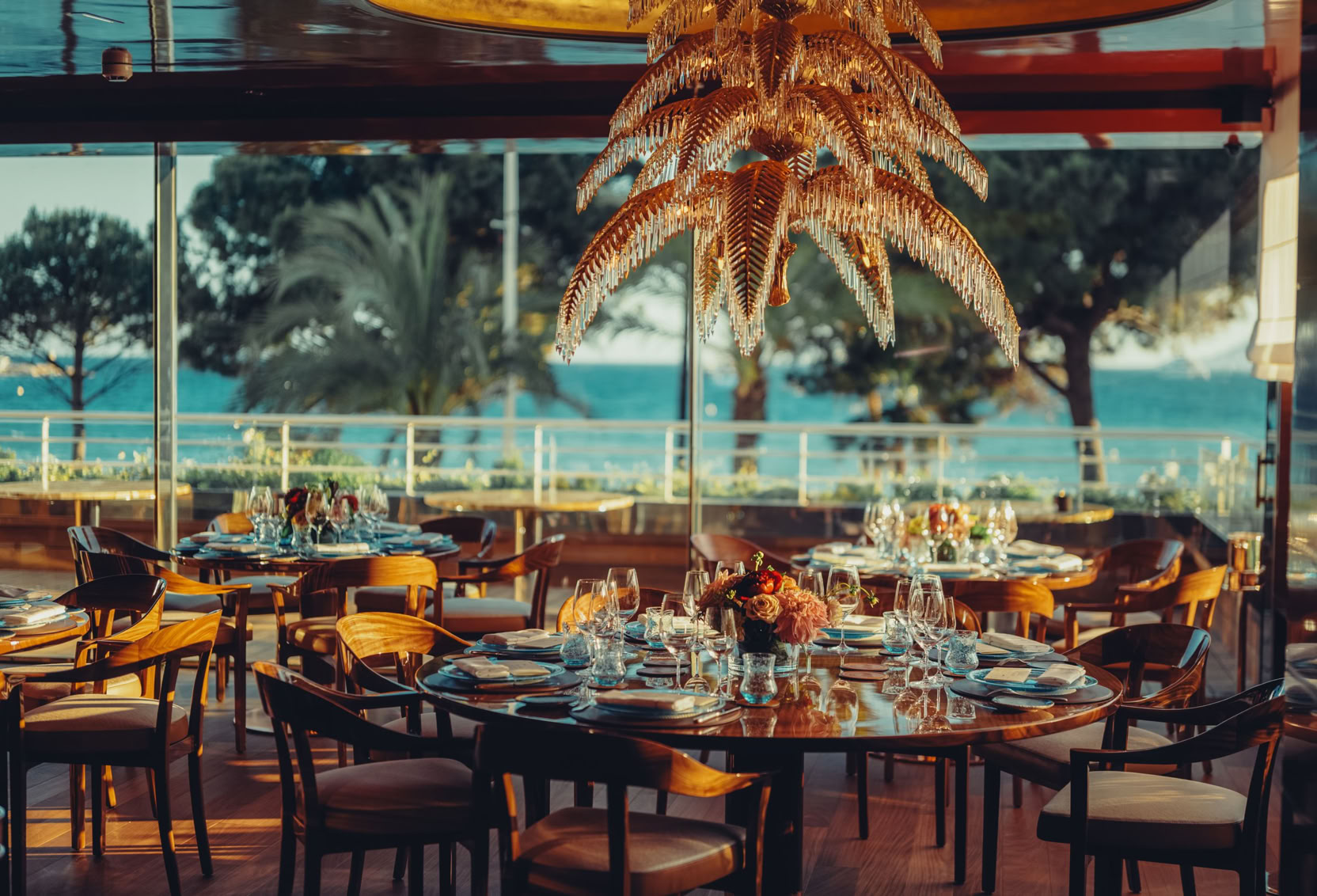 Located in the Hôtel Martinez, is a true institution. This  restaurant offers creative cuisine led by a chef at the peak of his craft. For many years, La Palme d’Or was Cannes’ only two-starred restaurant—a title it owes to its refined, artistic cuisine deeply inspired by Mediterranean terroir. For nearly 30 years, Chef Christian Sinicropi left his mark with a unique style that blended poetry, culinary philosophy, and bespoke creations.