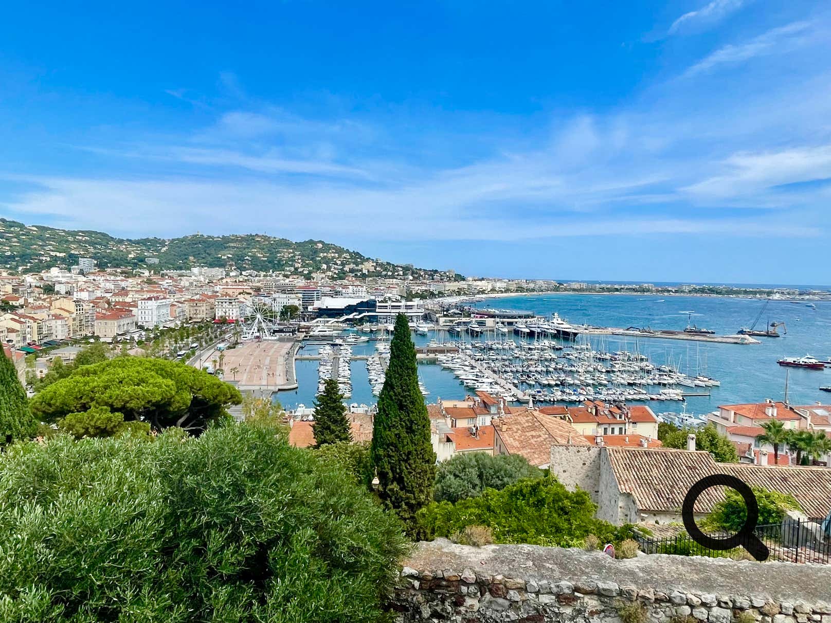 N'hésitez pas à grimper tout en haute de la tour carrée d'où la vue sur Cannes et ses alentours est tout simplement spectaculaire ; le port, les îles de Lérins, la baie et l'Estérel. Une impression de surplomber la ville entière, entre mer scintillante, toits ocres et collines lointaines.