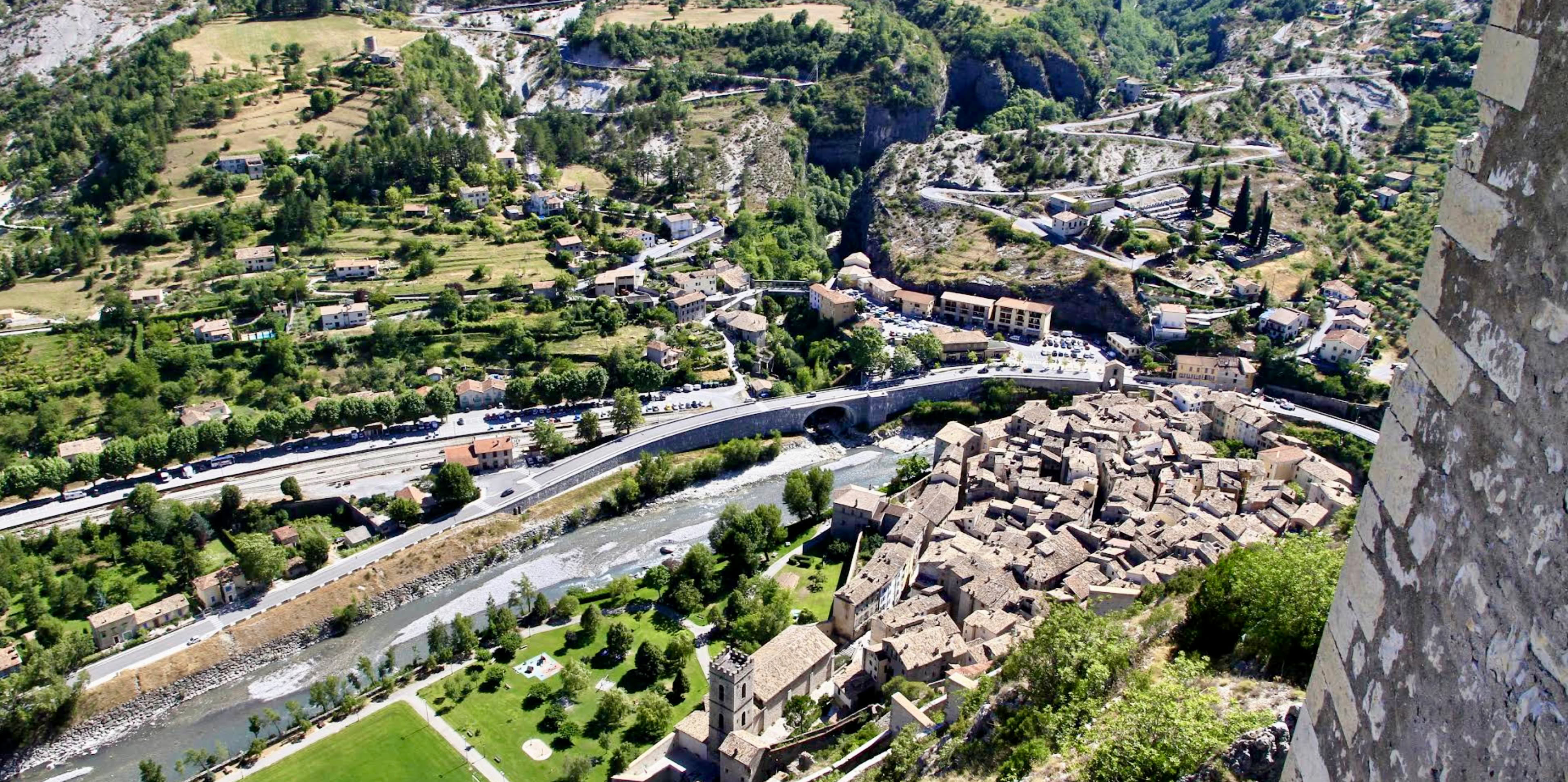 Une fois au sommet, le panorama est exceptionnel. Les remparts, les anciennes casernes, les ponts-levis et les murailles témoignent du génie militaire de l'époque. Depuis les terrasses de la forteresse, le regard embrasse toute la vallée et l'on comprend immédiatement pourquoi Entrevaux fut longtemps considérée comme une place quasiment imprenable.