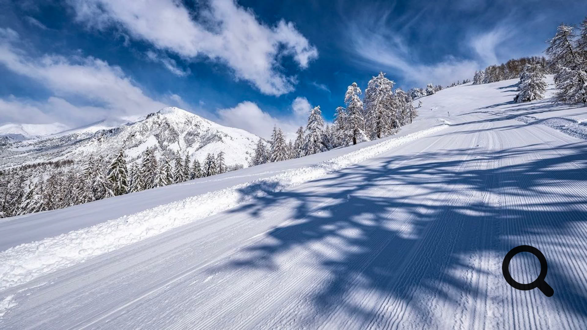 La Colmiane est une station qui s'est fait connaître grâce à sa célèbre tyrolienne, l'une des plus grandes de France. Elle permet de voler, en solo ou en duo, sur 2 663 mètres de long, entre 1 776 m et 1 489 m d'altitude, en survolant directement le domaine skiable. Sensations fortes garanties !