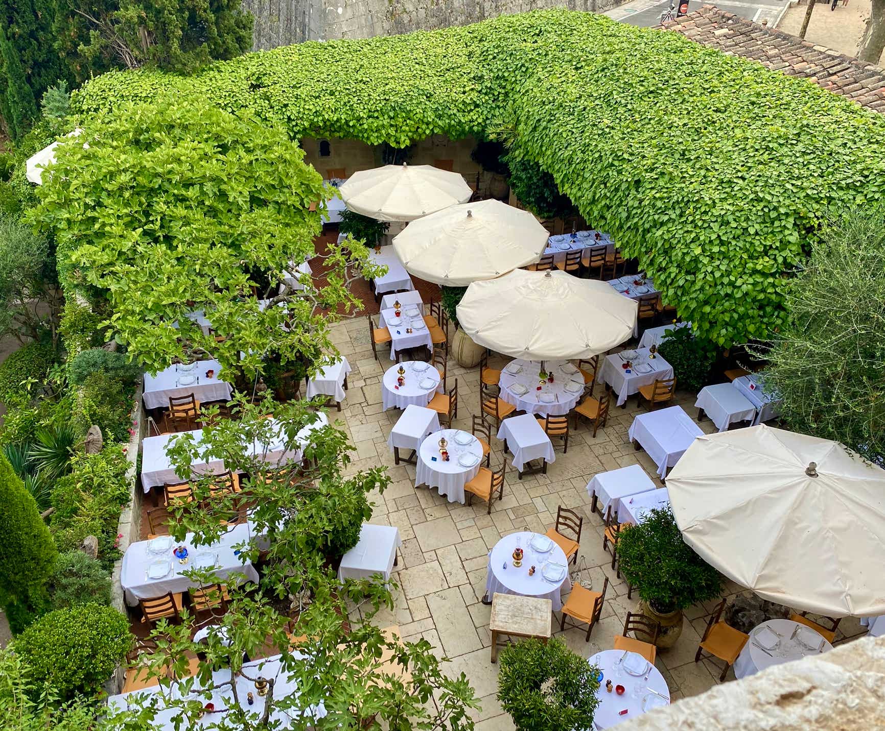 Située à l’entrée de Saint‑Paul‑de‑Vence, Il n’est pas seulement un hôtel‑restaurant : c’est une institution mythique où l’art et la gastronomie vivante façonnent une expérience unique.  Depuis 1920, la famille Roux accueille artistes et voyageurs dans un lieu empreint d’histoire, où des œuvres signées Picasso, Matisse, Calder ou Léger ornent les murs et la cour, souvent offertes en échange d’un repas ou d’une nuit.