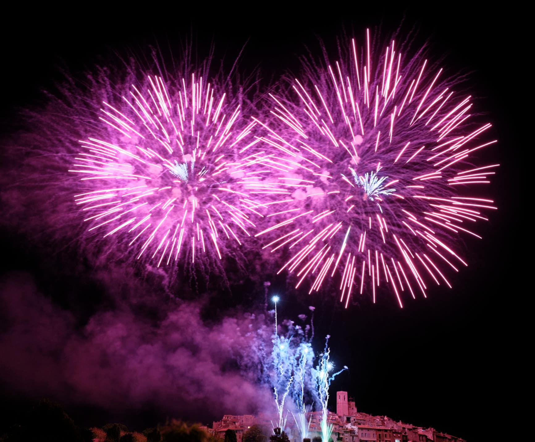 Chaque mois d’août durant 4 jours, Saint‑Paul‑de‑Vence vibre au rythme de sa Fête patronale de la Sainte‑Claire, une tradition où l’art de célébrer s’exprime entre ferveur, couleurs et étincelles.