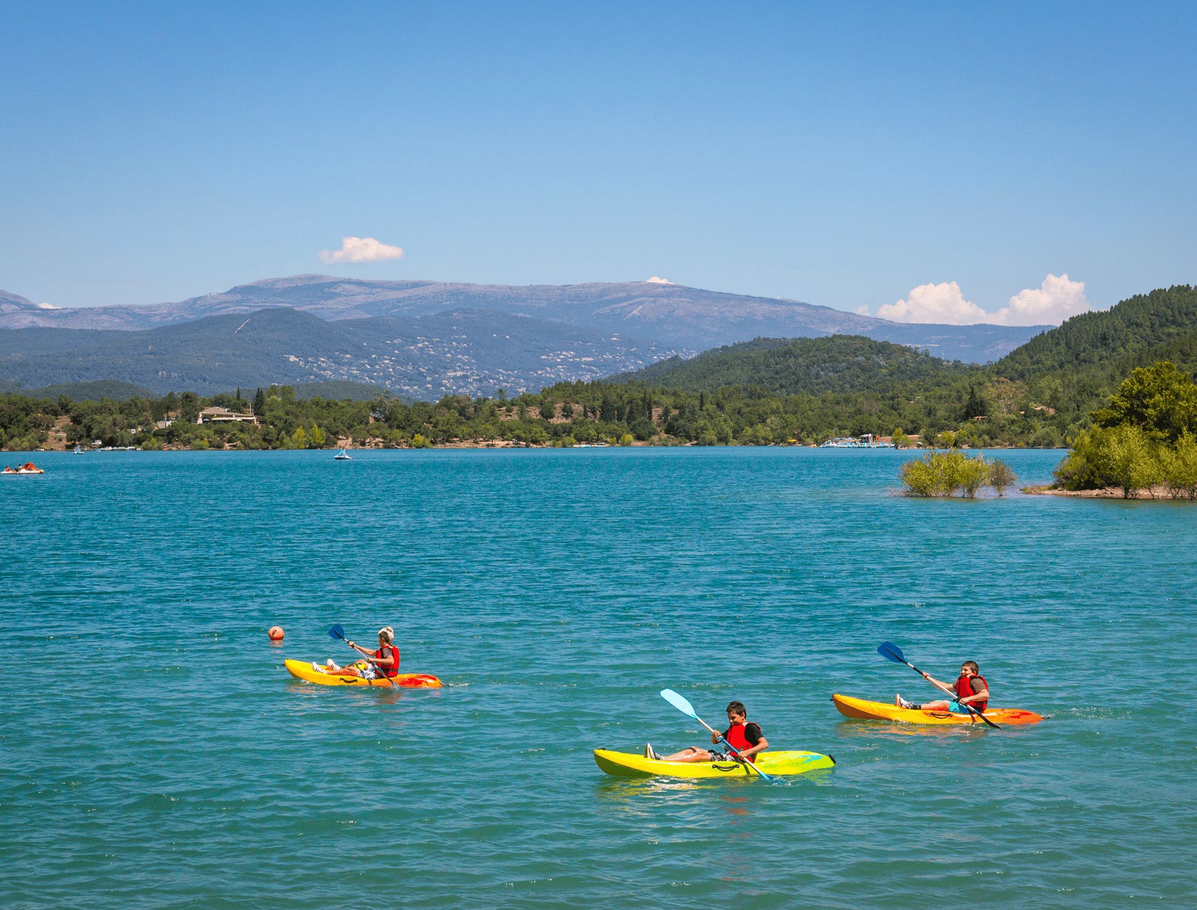 Spending a day at Lake Saint-Cassien means treating yourself to a true breath of fresh air—surrounded by nature, relaxation, and fun activities. This large artificial lake, nestled in the hills between the Var and Alpes-Maritimes departments, is one of the best places to escape the hustle and bustle of the French Riviera in summer without going too far.