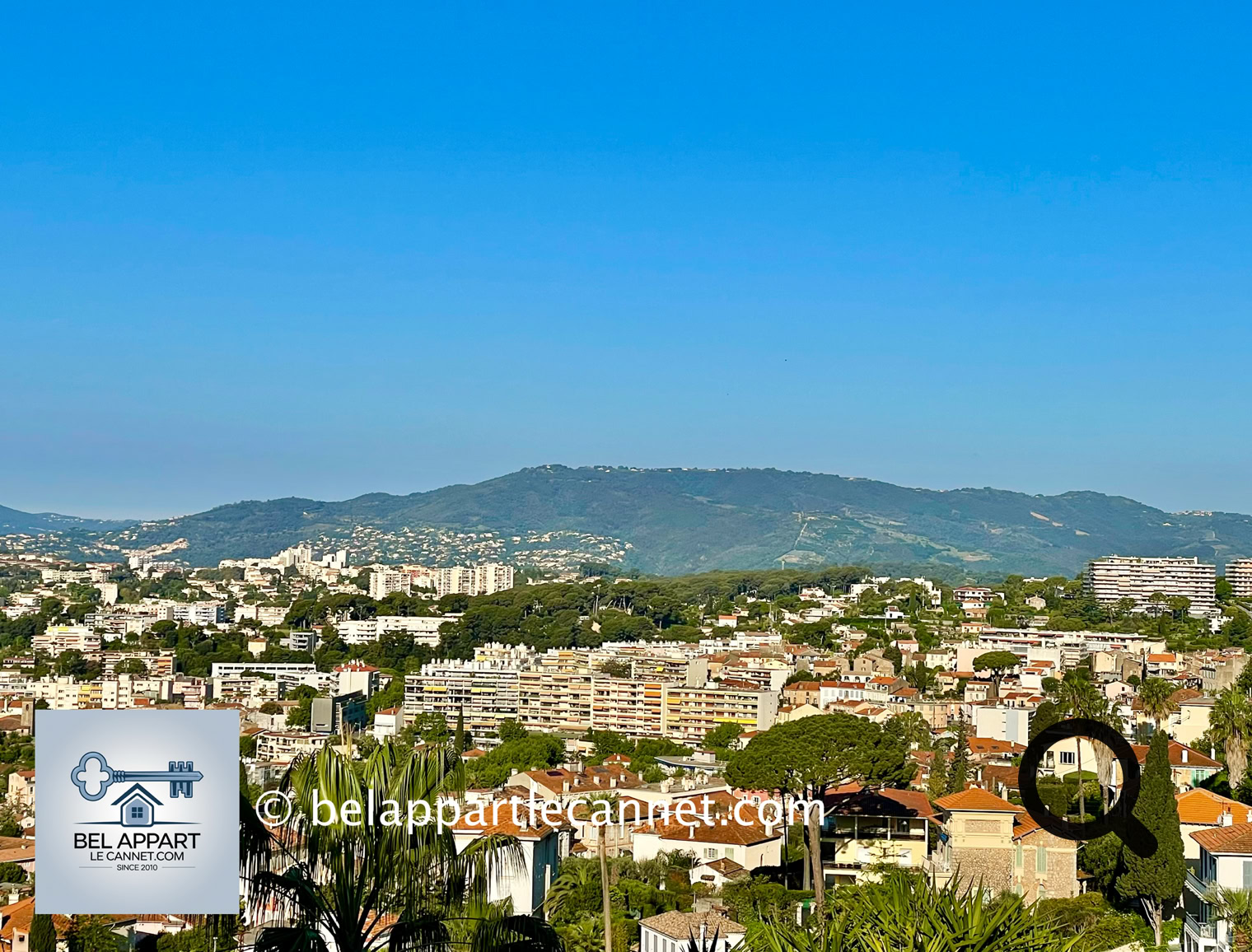 From the heights of Le Cannet, the view stretches  over an exceptional panorama: on one side, the  sparkling Mediterranean, the Bay of Cannes, and  the Lérins Islands; on the other, the rolling hills of  the Provencal hinterland, dotted with pines, olive  trees, and cypress trees. The narrow sloping alleys,  sun-drenched terraces, and natural viewpoints offer  superb vistas throughout the walk.