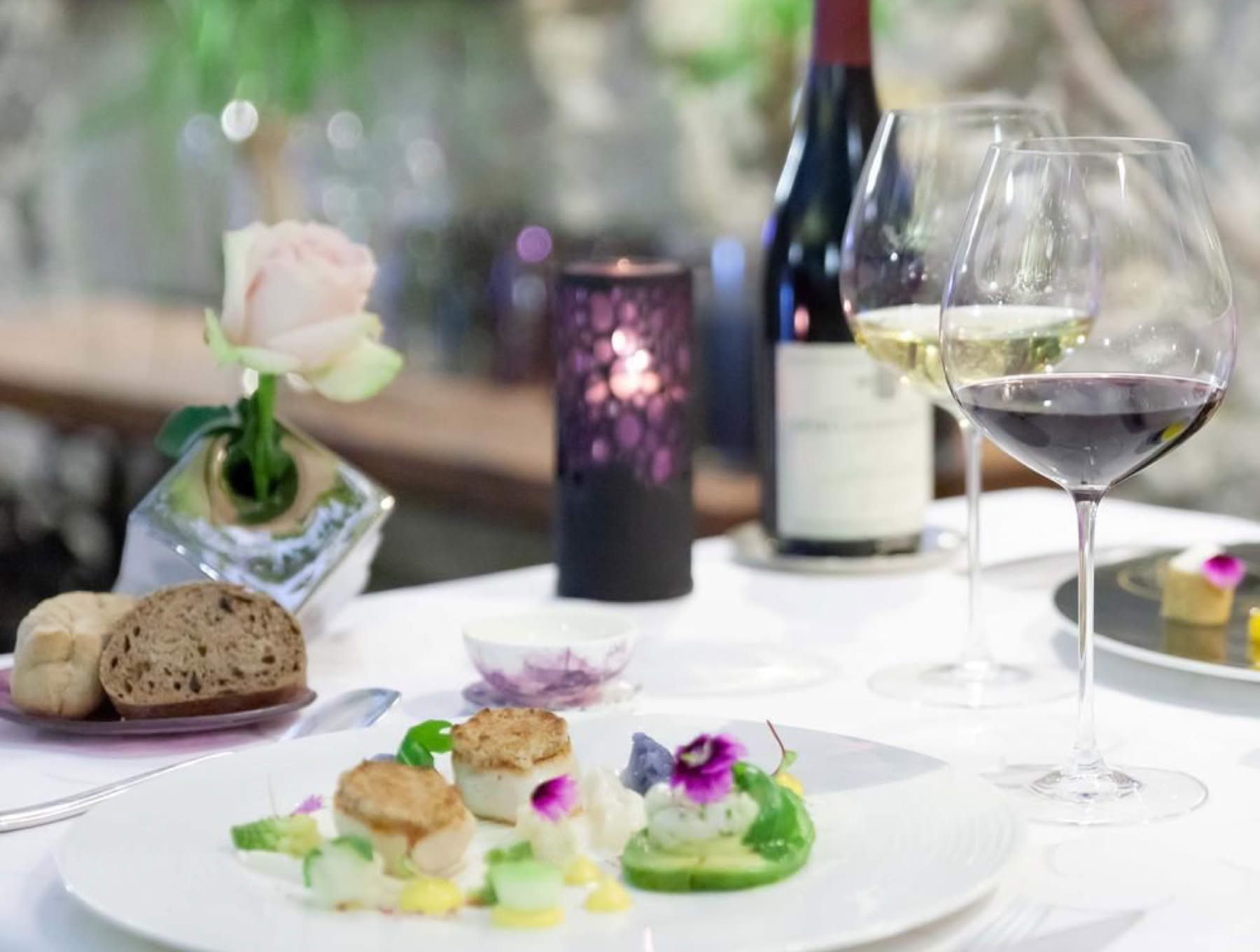 Perchée sur les remparts de la vieille ville, entre le musée Picasso et le marché provençal, cette maison de caractère respire la Provence ! Le figuier qui orne le patio en témoigne. C'est ici, au cœur de ce lieu empreint d’histoire, que Christian Morisset, dont la moustache frisée est désormais un symbole d’Antibes, trouve son inspiration. Chaque semaine, il arpente le marché du vieux Antibes et celui de Forville à Cannes pour dénicher les meilleurs produits.