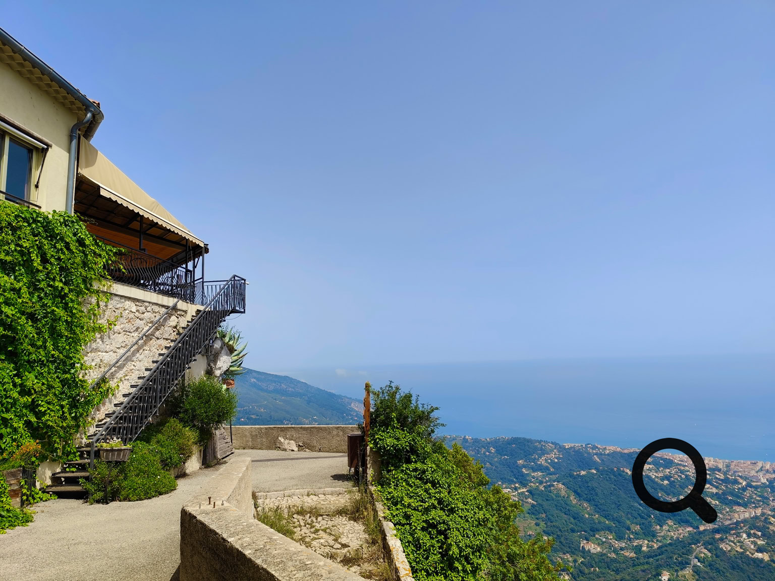 Restaurant perché au sommet du village de Sainte-Agnès, offrant une vue imprenable sur la baie de Menton.
