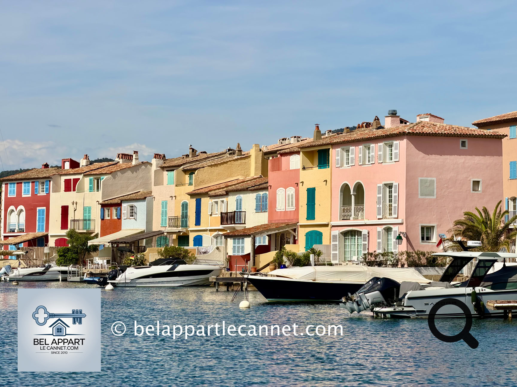 Port Grimaud, surnommée la Venise Provençale, est une destination unique située au cœur du golfe de Saint-Tropez. Ce village lacustre, conçu par l’architecte François Spoerry dans les années 1960, charme par son architecture typique et son réseau de canaux bordés de maisons colorées aux volets pastel.