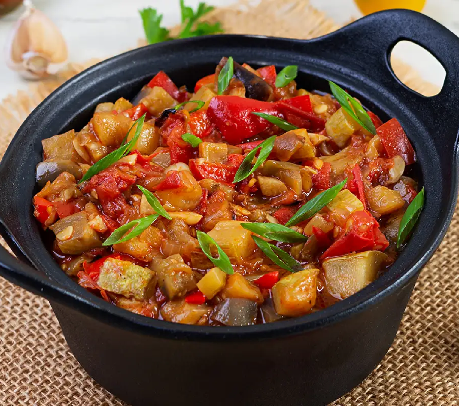 It is one of the most iconic dishes of Provençal and Niçoise cuisine: a summer vegetable stew, full of sunshine, Mediterranean aromas, and rustic know-how. It’s a slow-cooked dish made with typically Mediterranean vegetables, cooked separately then combined to preserve their flavors and textures. It can be served hot, warm, or cold, as a main dish or a side. What I love most is enjoying it cold with hot white rice. A true delight and an irresistible hot/cold sensation!