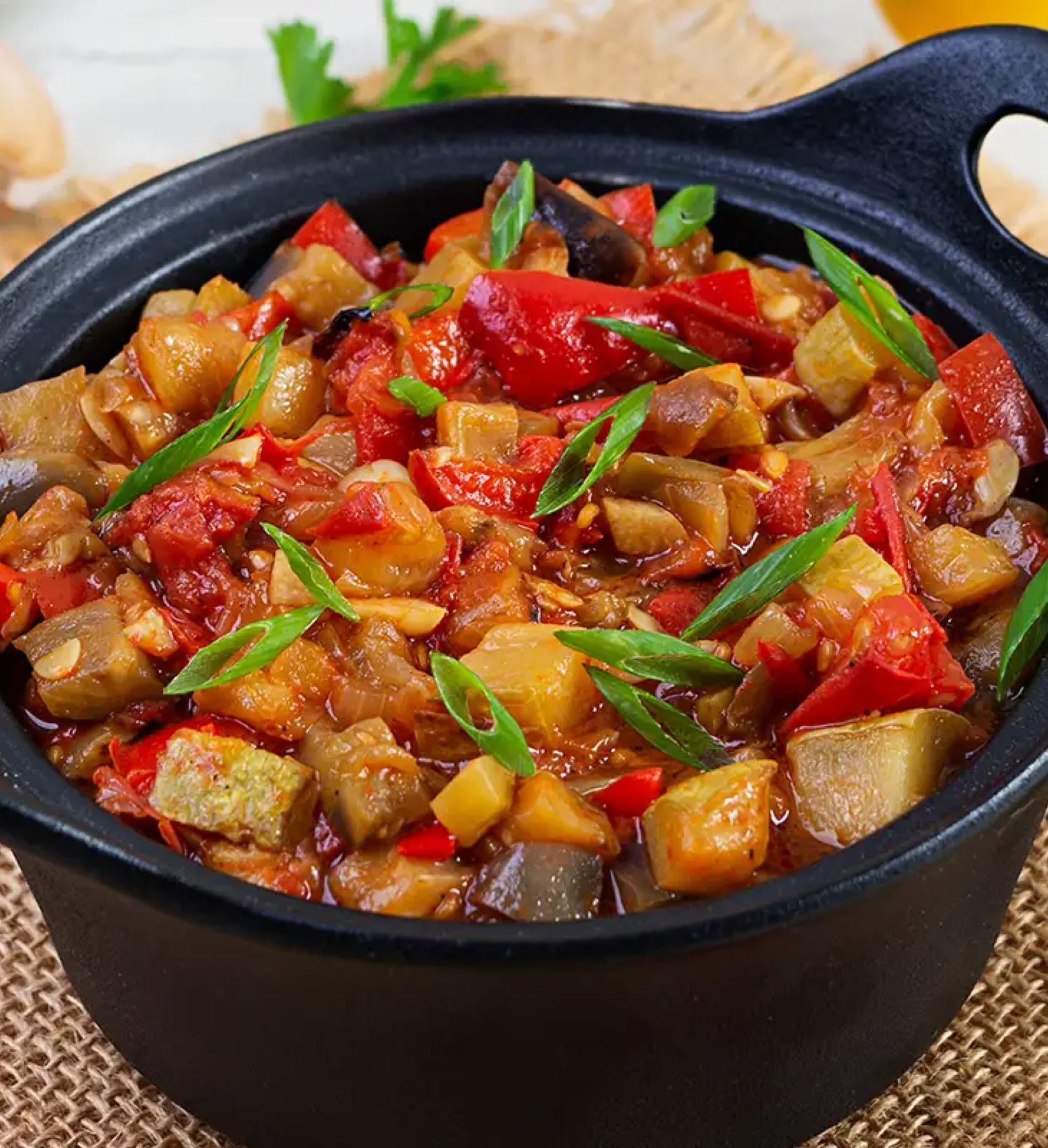 C’est l’un des plats les plus emblématiques de la cuisine provençale et niçoise : un ragoût de légumes d’été, plein de soleil, d’arômes méditerranéens, et de savoir-faire paysan. C’est un plat mijoté à base de légumes typiquement méditerranéens, cuits séparément puis réunis, pour préserver leurs goûts et leurs textures.