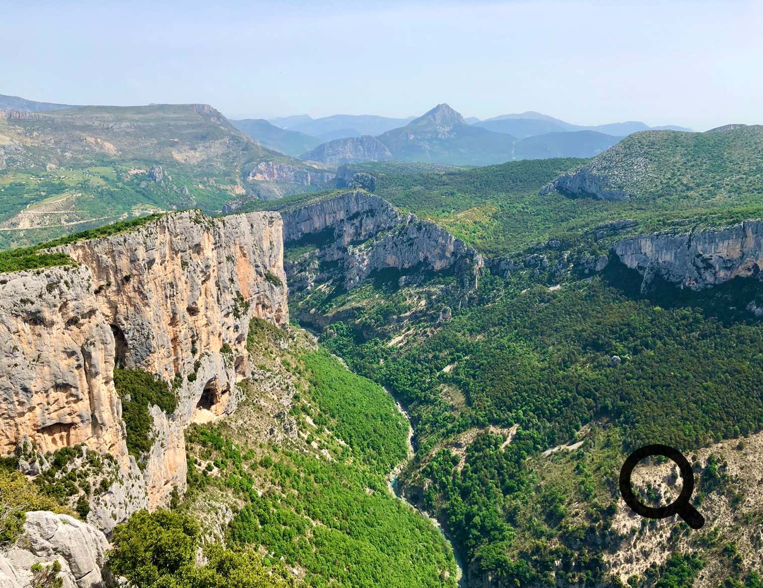 La Route des Crêtes est l’un des meilleurs moyens d’admirer les gorges depuis les hauteurs. Ce circuit panoramique de 23 kilomètres forme une boucle au départ de La Palud-sur-Verdon. Il serpente le long des crêtes, offrant des points de vue vertigineux sur les profondeurs du canyon. La route est ponctuée de 14 belvédères aménagés, comme celui de la Carelle, le Pas de la Baou, ou encore la Dent d’Aire. 