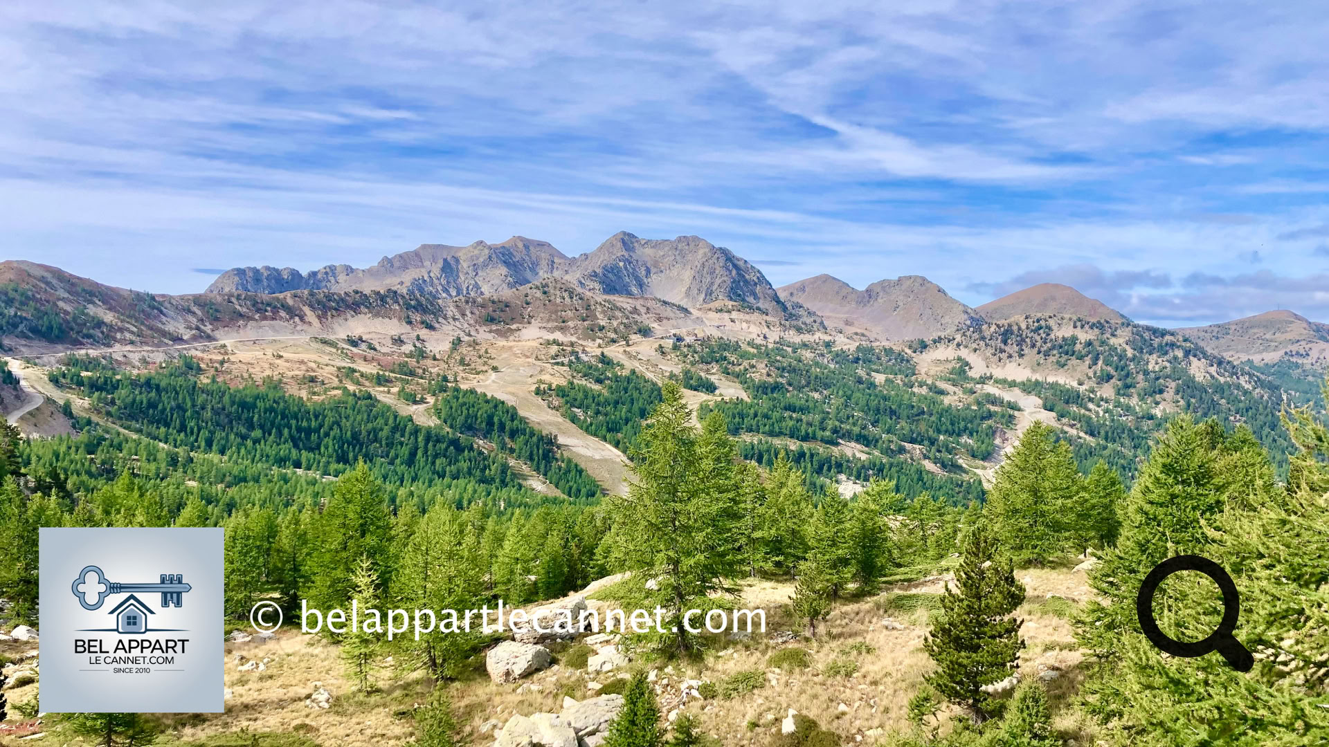 Ces stations ne vivent pas seulement au rythme de la neige. Dès les beaux jours, elles se transforment en véritables terrains d'aventure pour les amateurs de randonnée, de VTT, de trail  ou simplement de nature. Les paysages y sont tout aussi spectaculaires, entre forêts, alpages et crêtes panoramiques.