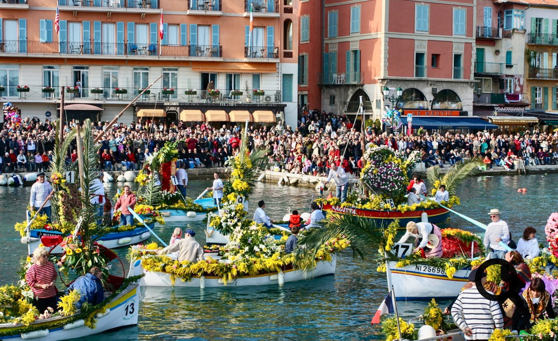 Dans la rade de Villefranche-sur-Mer, le Combat Naval Fleuri offre un spectacle aussi original que poétique. Organisé traditionnellement pendant la période des festivités hivernales, en parallèle du Carnaval de Nice, cet événement mêle traditions maritimes et célébration florale dans l'un des plus beaux décors naturels de la Côte d’Azur.